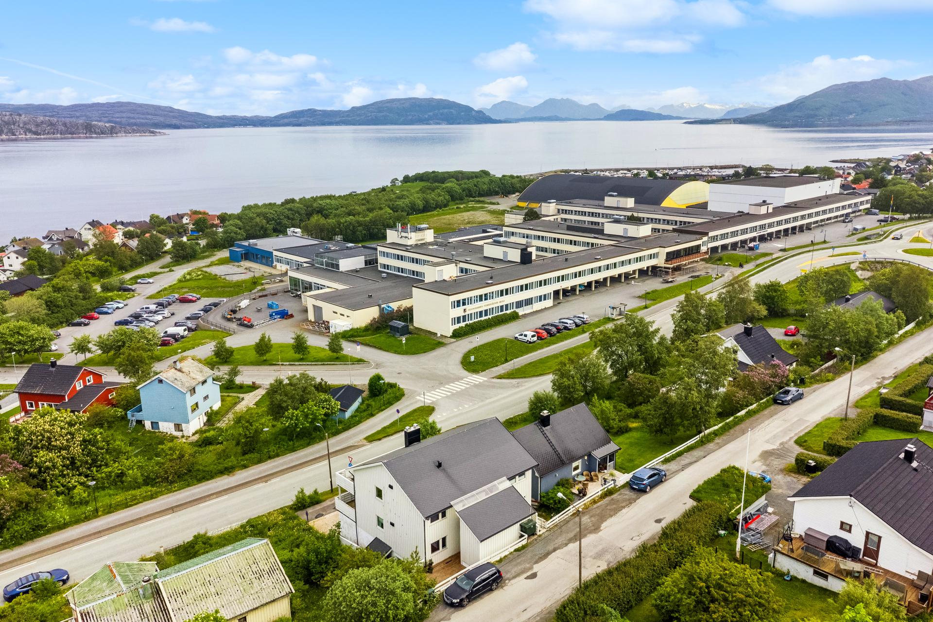 Rolig og etablert boligområde med kort vei til sentrum, skole og sykehus – perfekt beliggenhet for en praktisk hverdag. Bilde nummer 3 av 3