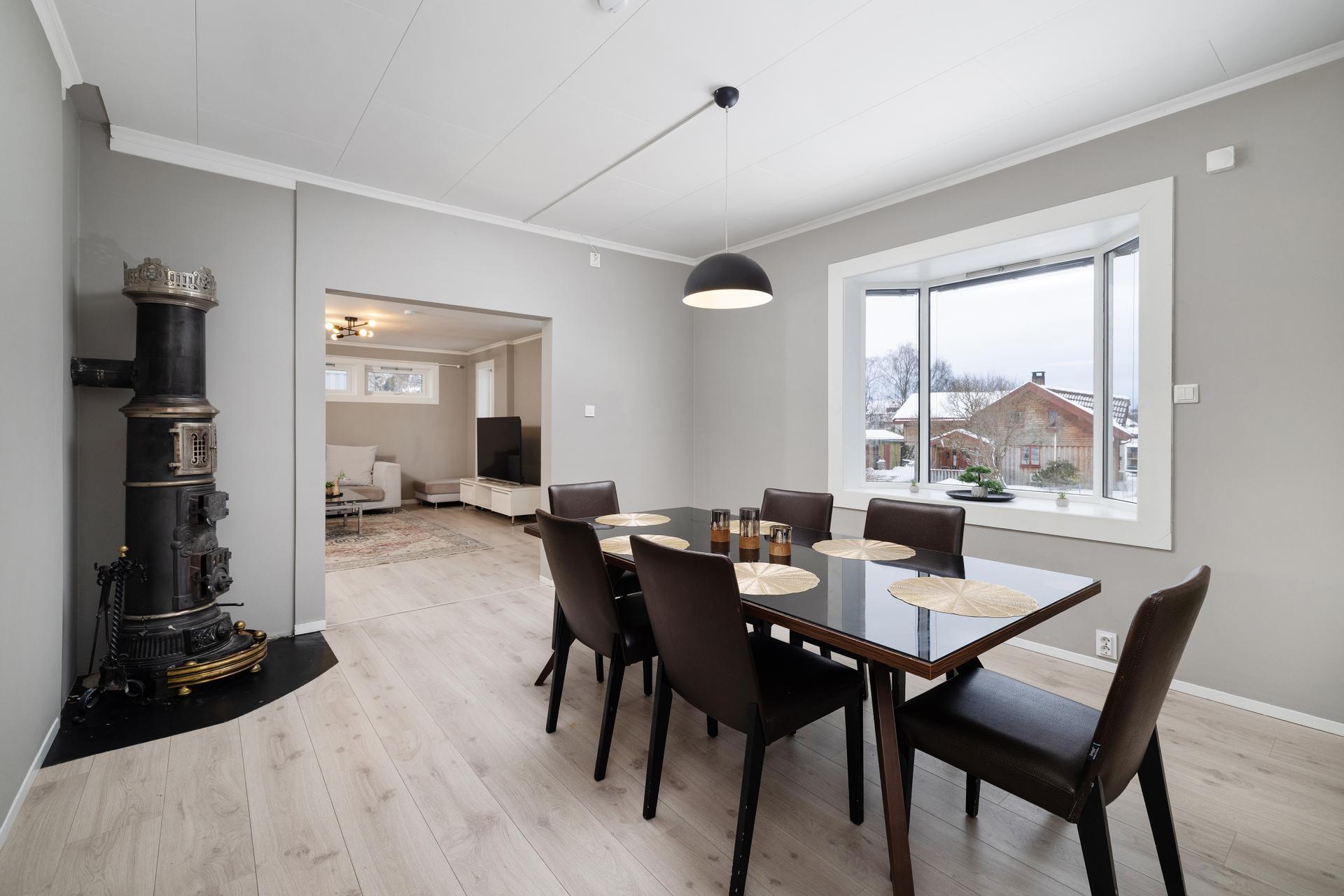 Gjennomgående laminatgulv i boligens oppholdsrom skaper et helhetlig og moderne uttrykk.. Bilde nummer 3 av 3