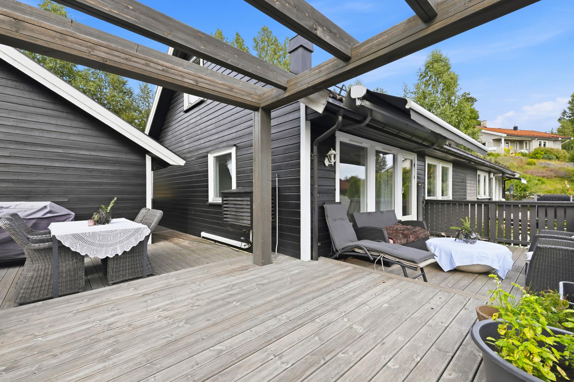 Stor, sørvendt terrasse med tilgang på plen.. Bilde nummer 3 av 3