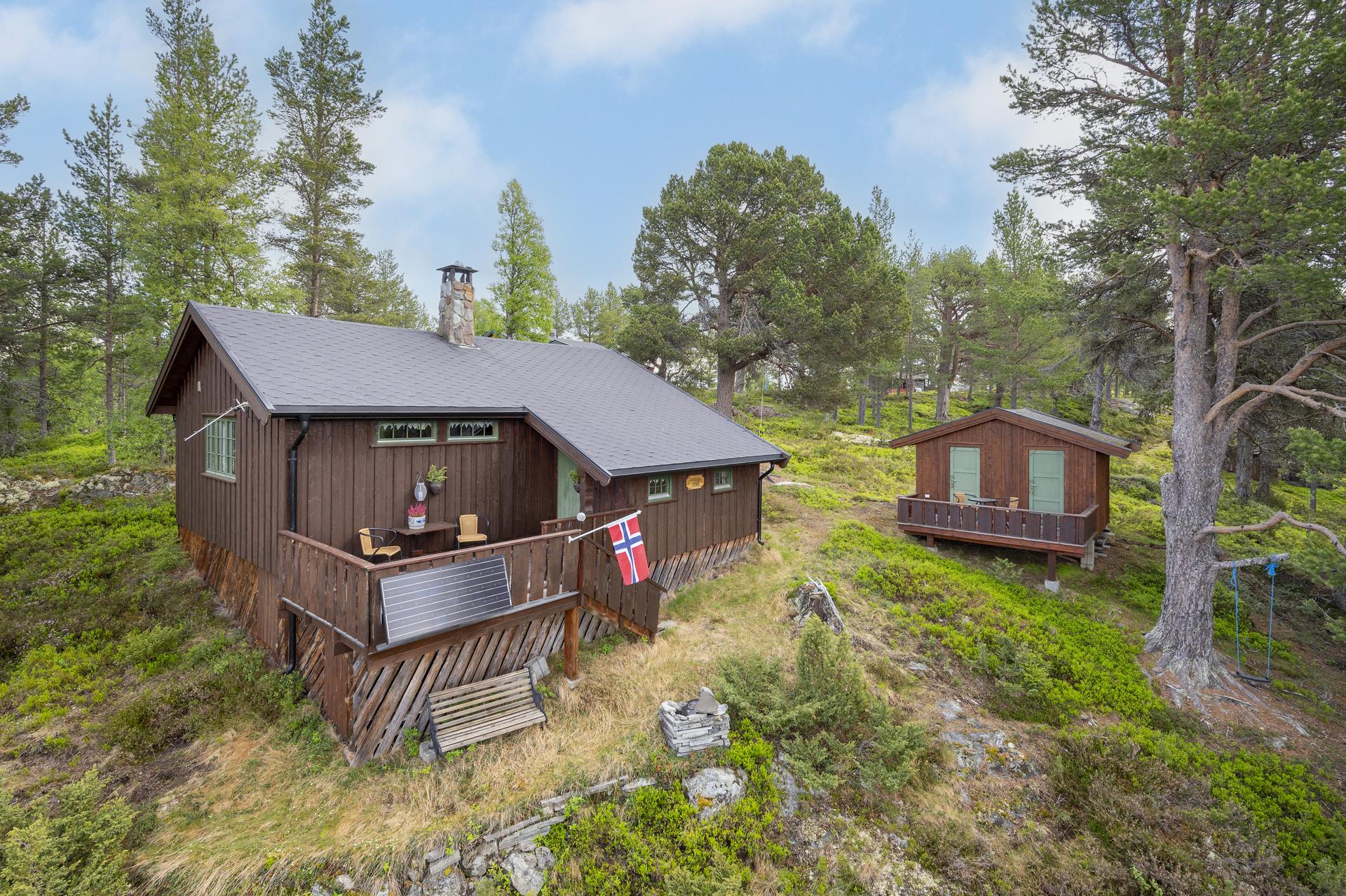 En romslig, åpen og lun hytte med tilhørende uthus og kort avstand til flotte turområder. . Bilde nummer 2 av 3