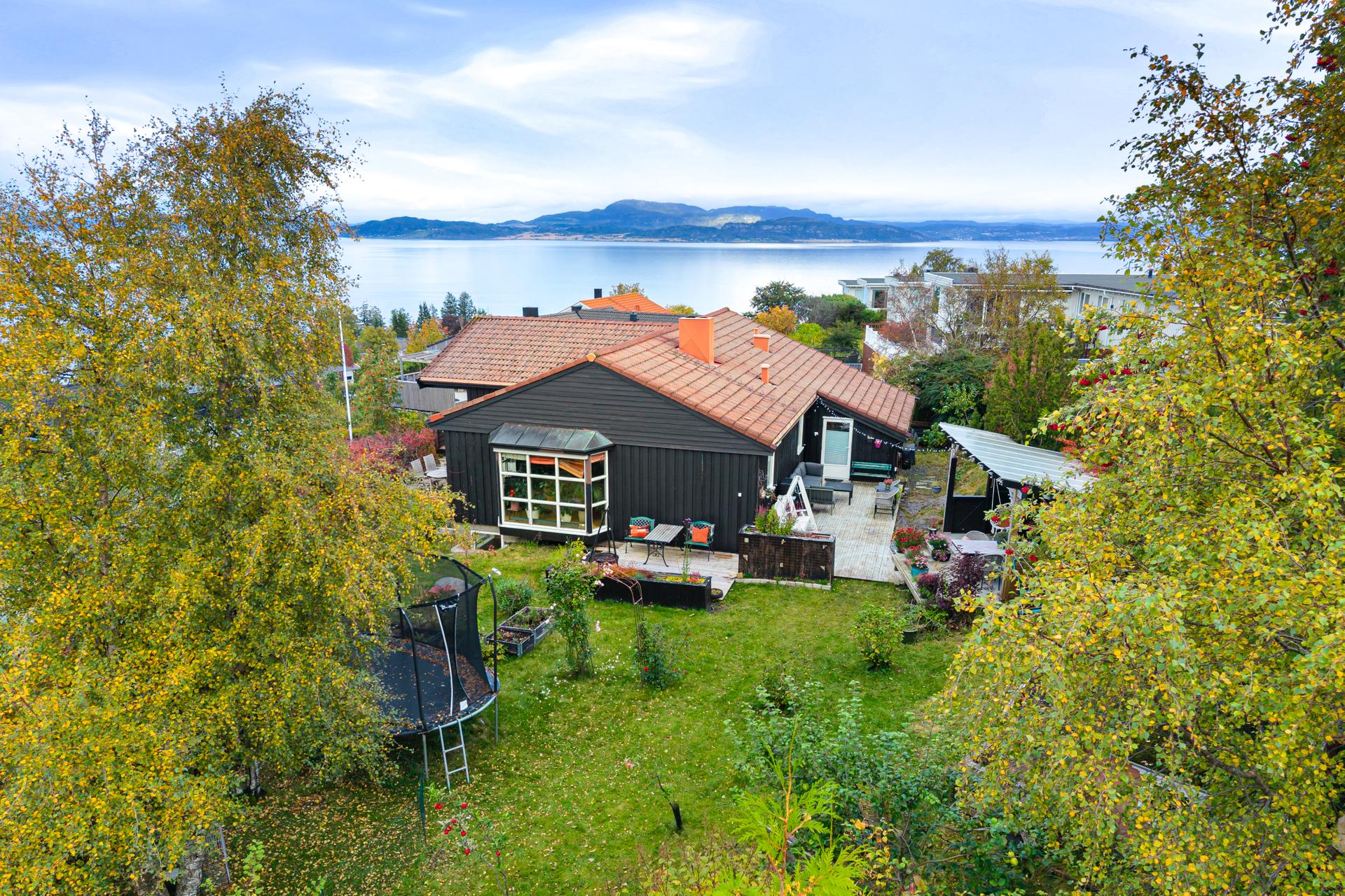 EiendomsMegler1 ved Morten Løvseth presenterer: Harpevegen 6. (FOTO: Julian Nonstad/Nonstad foto).. Bilde nummer 1 av 3