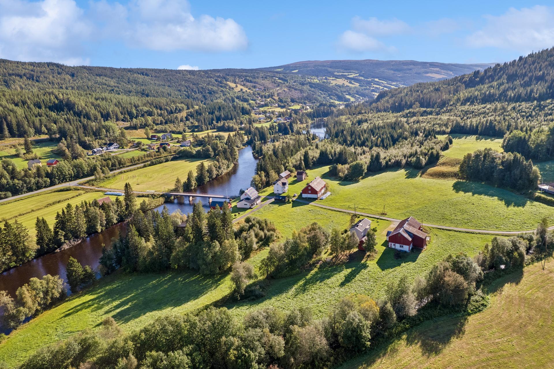 Eiendommen ligger ca. 2 km nord for Haltdalen sentrum.. Bilde nummer 3 av 3