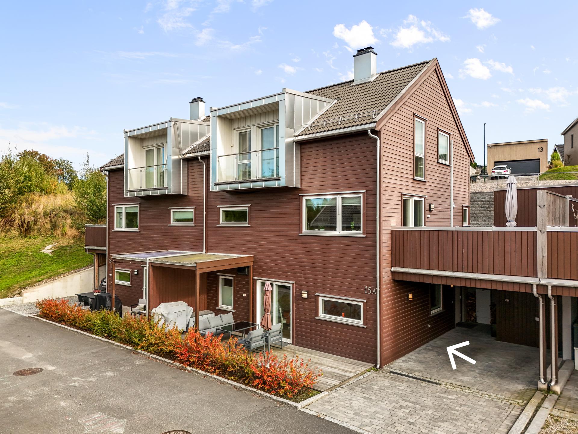 Velkommen til Augerødlia 15A - en innholdsrik og moderne 3-roms med solrik markterrasse i veletablert boområde! Foto: Fotoetcetera As. Bilde nummer 1 av 3