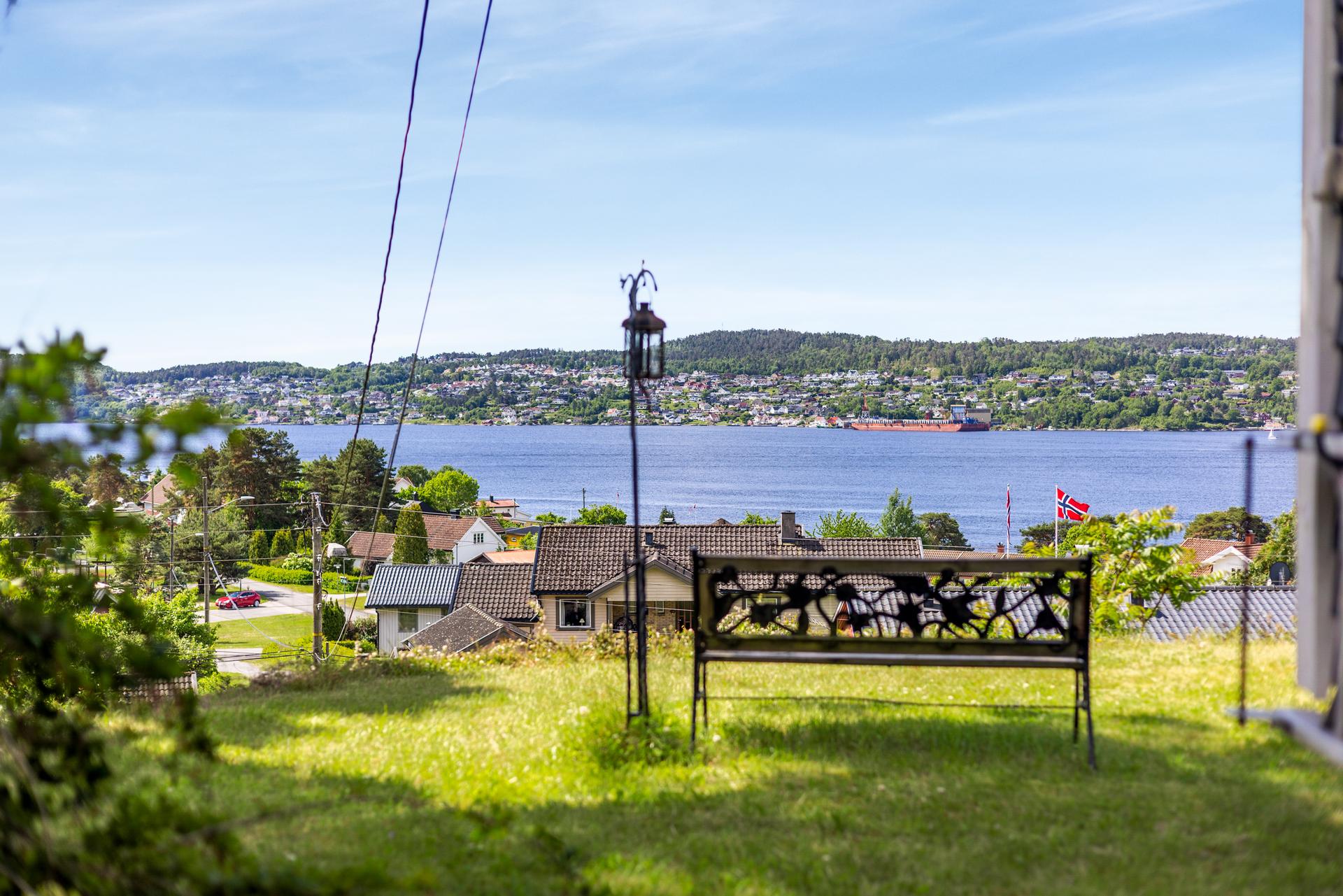 Eiendommen har gode solforhold og en flott utsikt over fjorden.. Bilde nummer 1 av 3