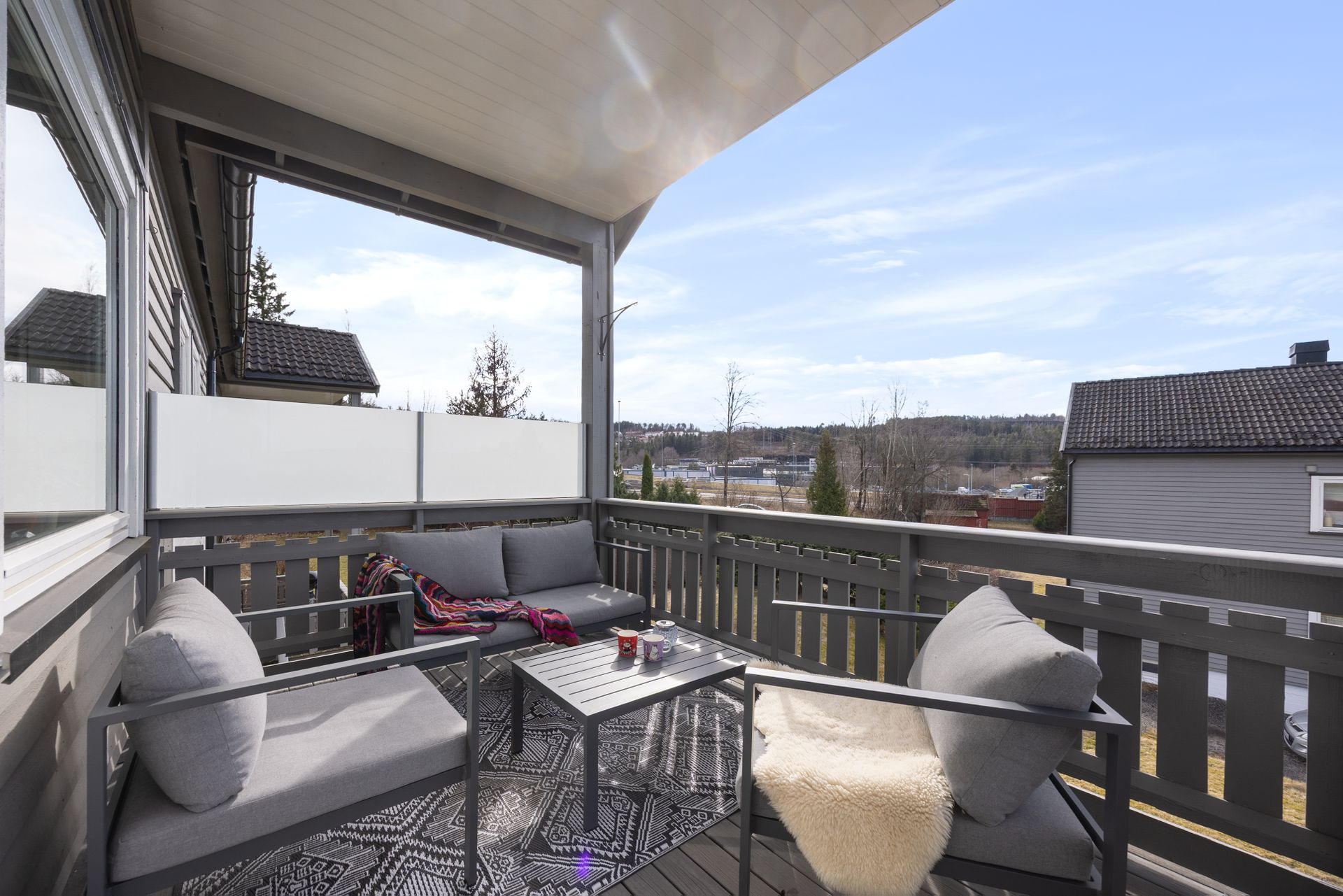 Fra stuen er det utgang til en overbygget balkong på ca. 9 m² – perfekt for avslapping med plass til utemøbler.. Bilde nummer 3 av 3