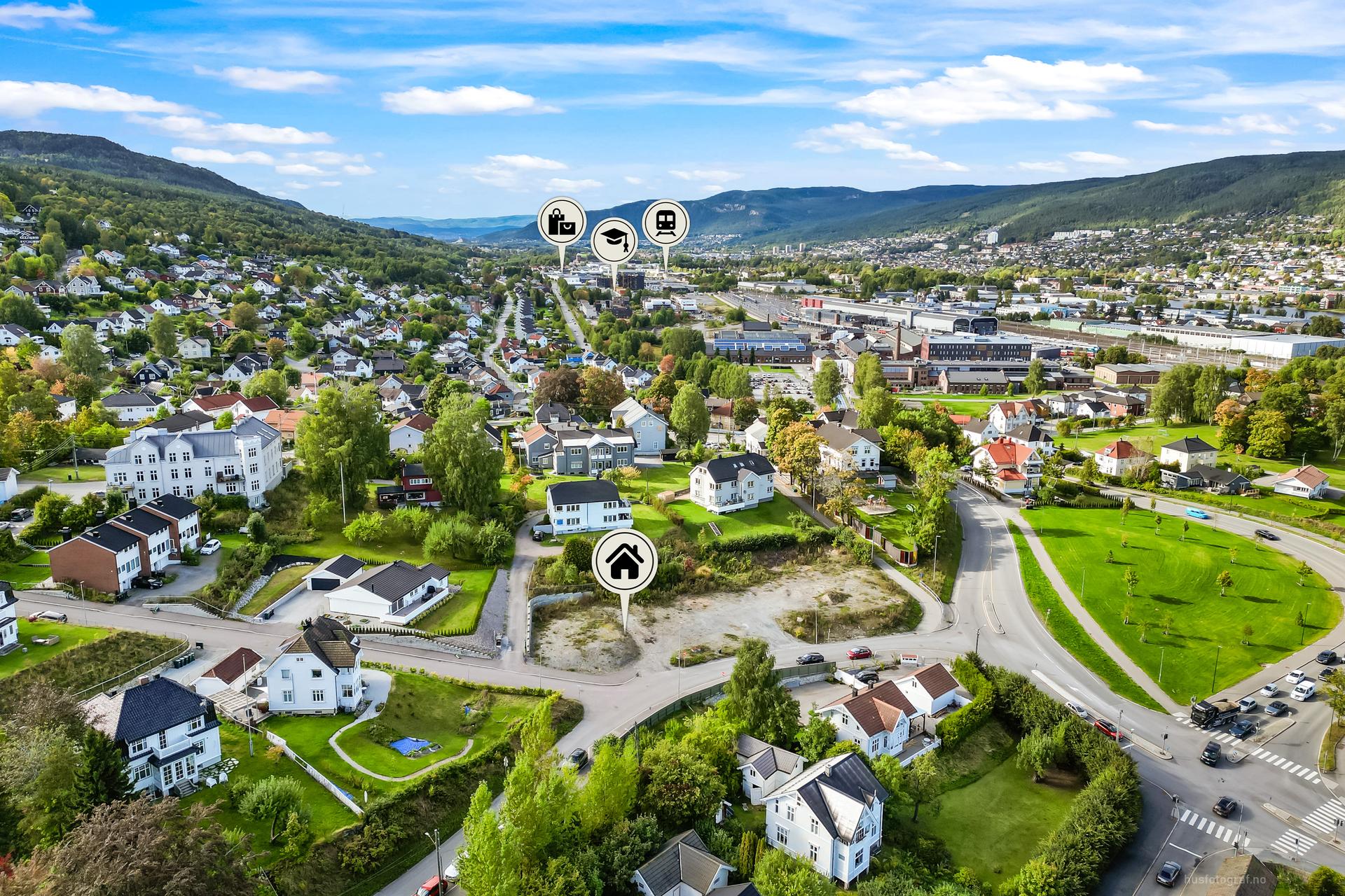 Sentral beliggenhet med kort vei til skoler, barnehager, kollektivtransport og sentrumsfasiliteter.. Bilde nummer 3 av 3