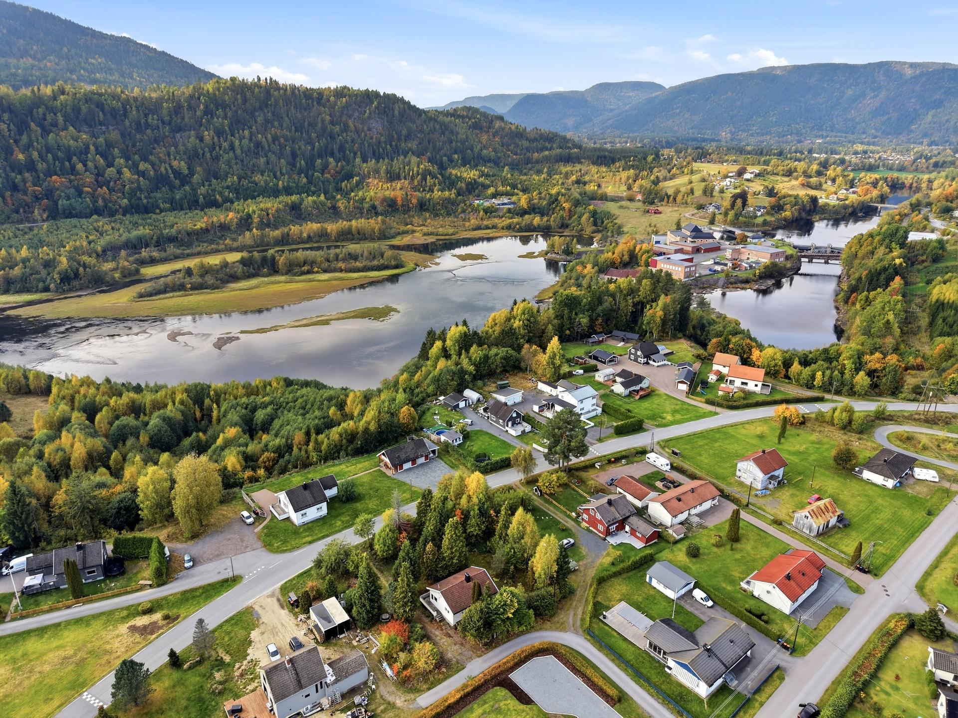 Området byr på gode friluftsmuligheter, med nærhet til Numedalslågen.. Bilde nummer 2 av 3