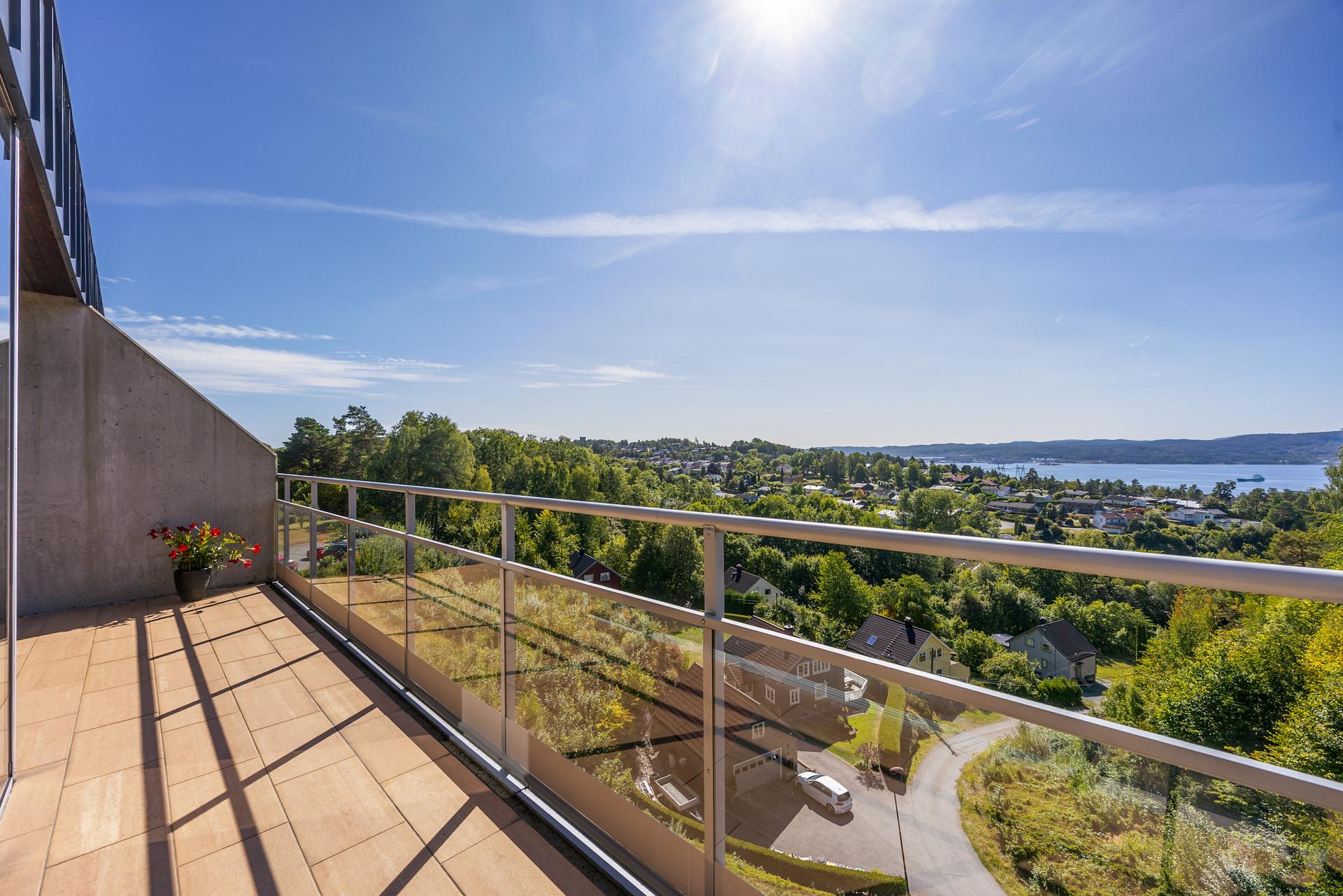 EiendomsMegler1 ved Tonje Nystad ønsker velkommen til Hesteskoen 56!  - Toppleilighet med heis og nydelig utsikt mot Frierfjorden | Stor veranda med innglasset del | Garasjeplass           Foto Inbovi. Bilde nummer 1 av 3