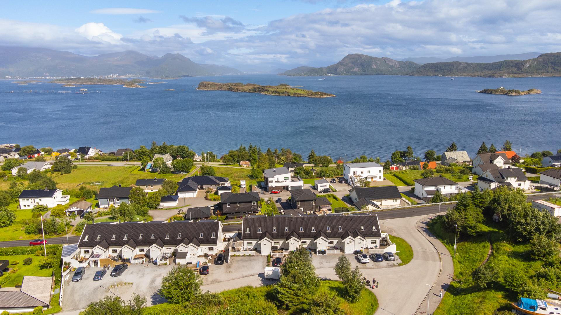 Boligen ligger attraktivt til på Valderøya med kort vei til skole, barnehage og dagligvarebutikk.. Bilde nummer 2 av 3
