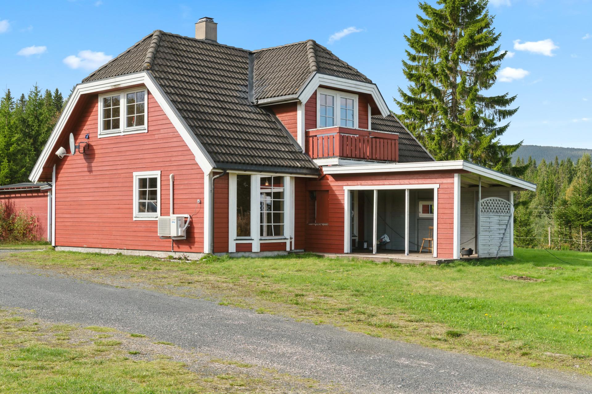 Eiendommen omfatter enebolig, garasje og carport med bod, plassert i naturskjønne omgivelser.. Bilde nummer 2 av 3