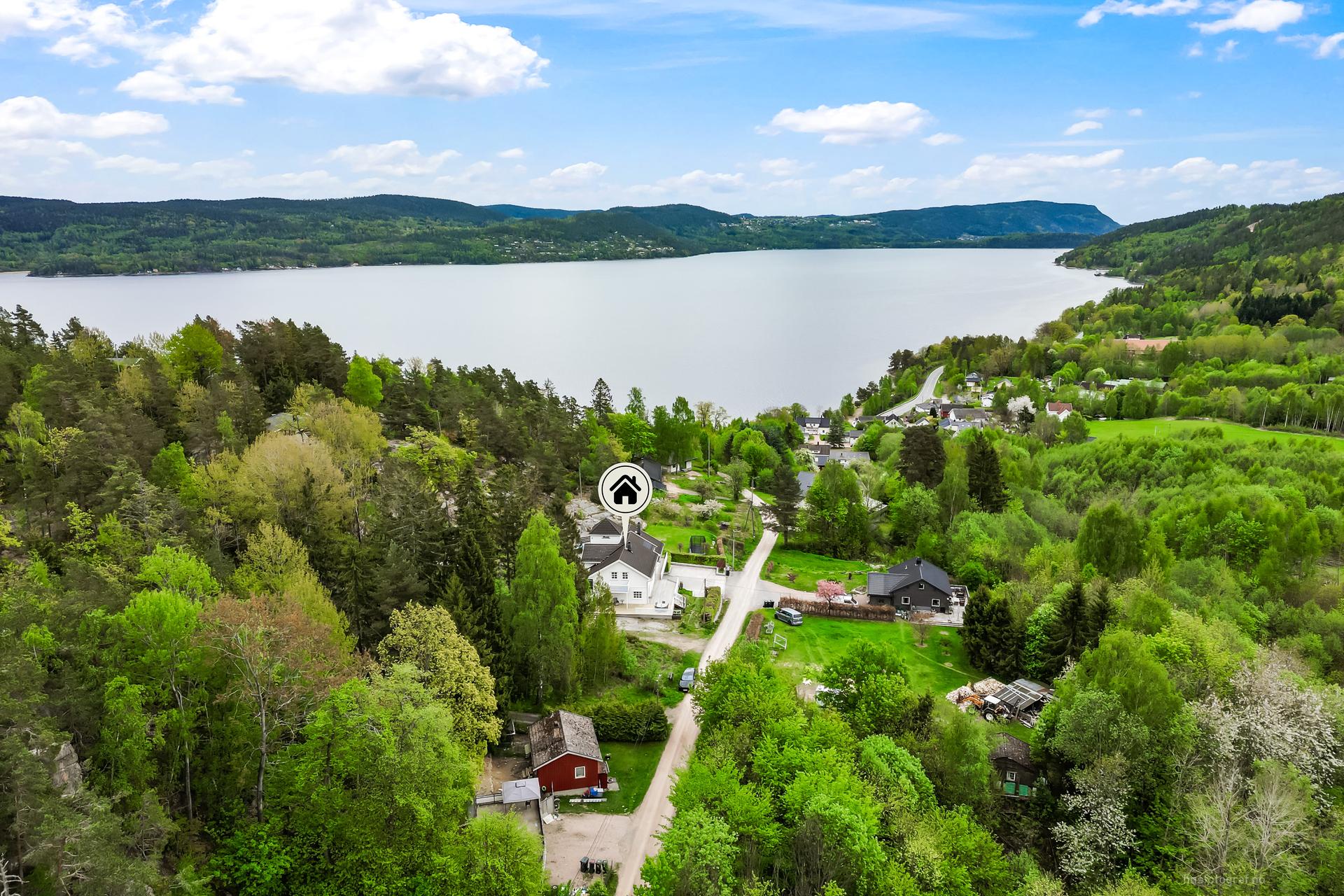 Nærhet til skog og mark gir gode turmuligheter rett utenfor døren.. Bilde nummer 1 av 3