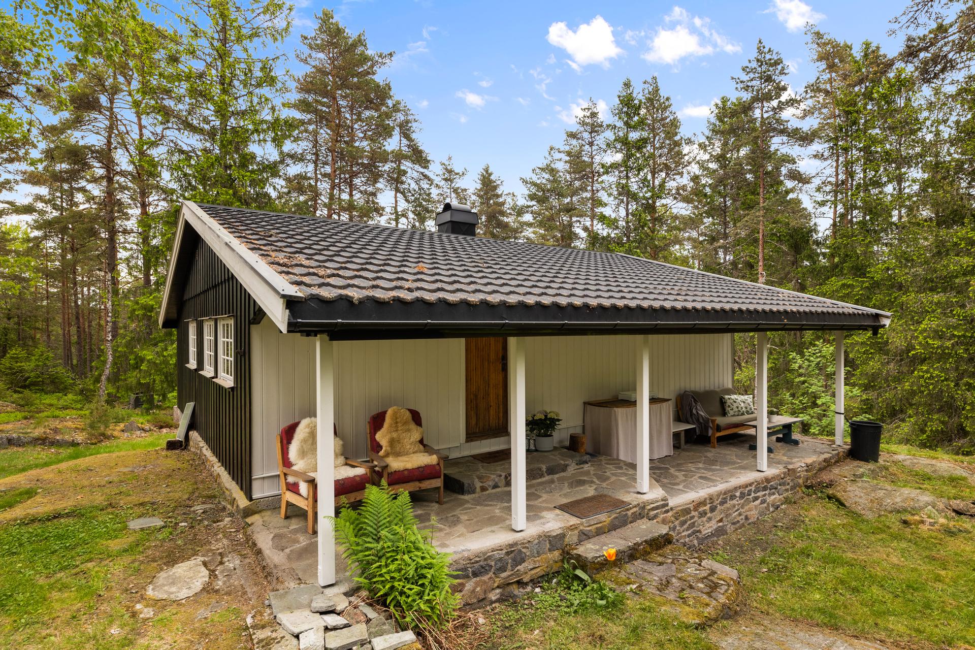 Velkommen til Skirød 13 - En trivelig skogshytte i naturskjønne omgivelser med gangavstand til idylliske Vansjø. . Bilde nummer 1 av 3