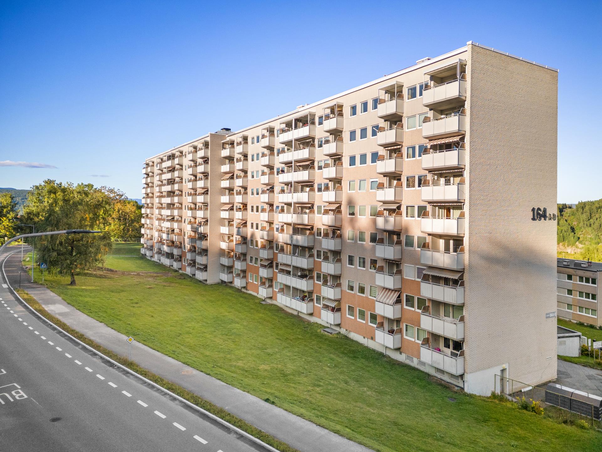 Velholdt og innbydende fasade med leiligheter over flere etasjer.. Bilde nummer 3 av 3