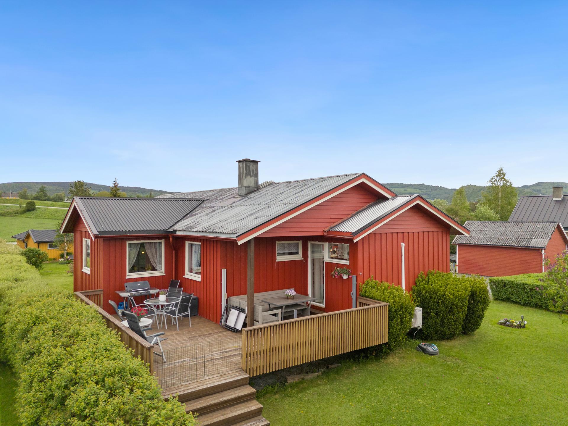 Romslig terrasse - utgang fra stue. . Bilde nummer 3 av 3