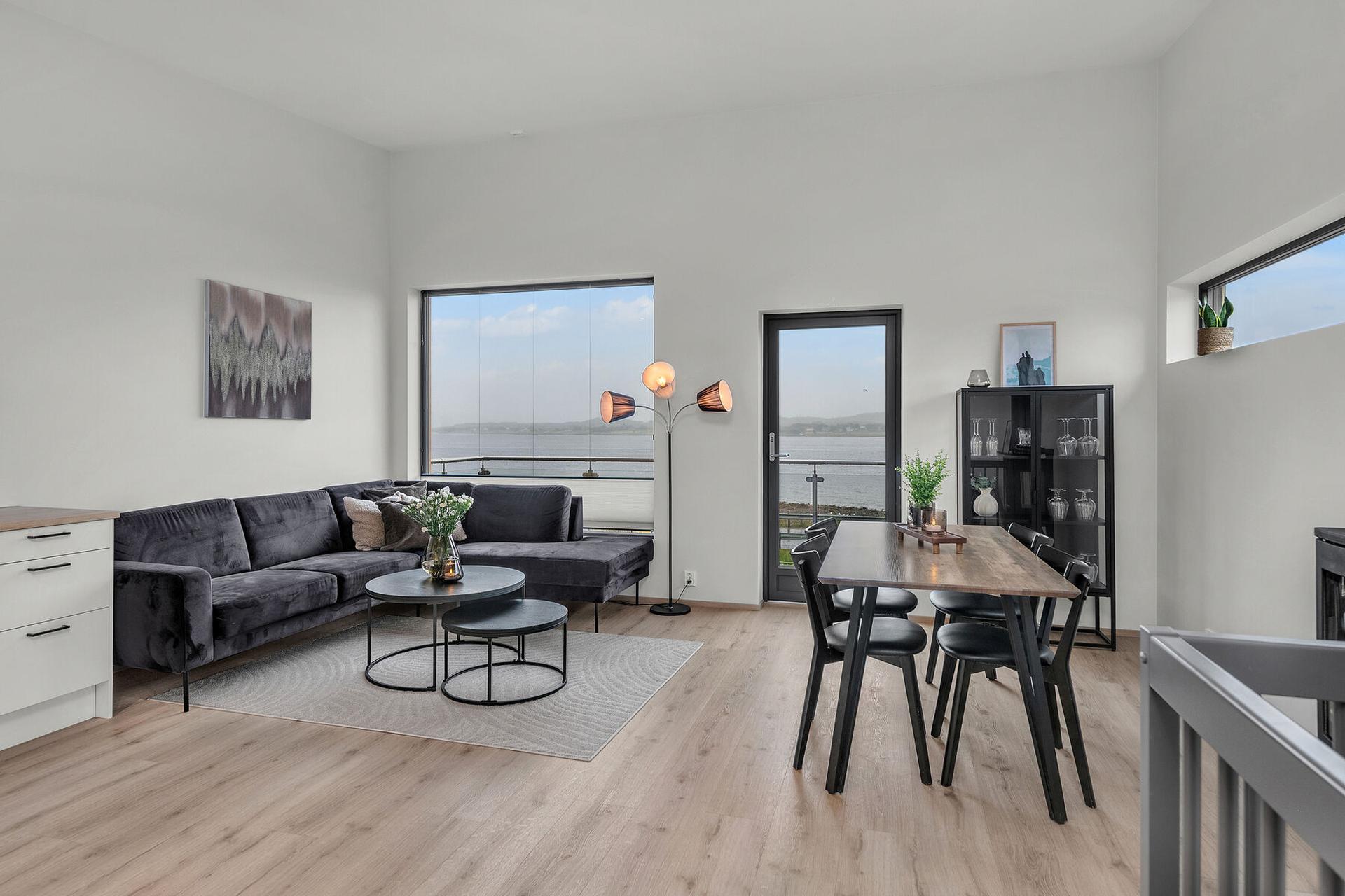 Moderne tomannsbolig fra 2022 med balansert ventilasjon og 3-lags glass i vinduene. Flott utsikt mot Sortlandssundet.. Bilde nummer 2 av 3