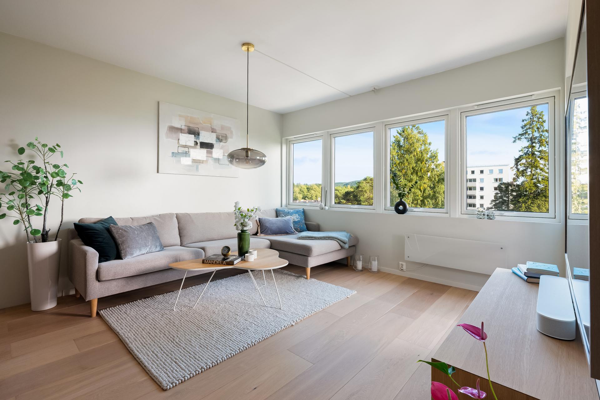 Leiligheten ligger i femte etasje med heisadkomst og åpen planløsning.. Bilde nummer 2 av 3