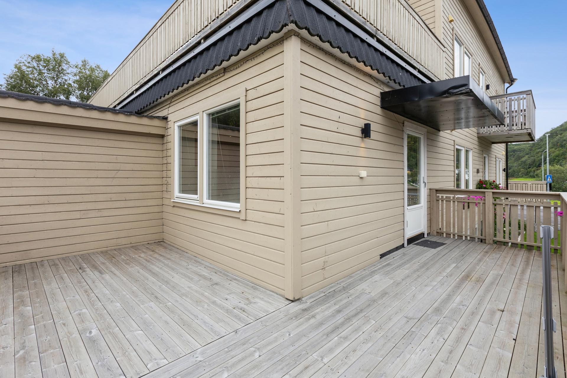 Leilighet over to plan, oppgradert i 2017-2019, med en stor veranda på 22 m².. Bilde nummer 2 av 3