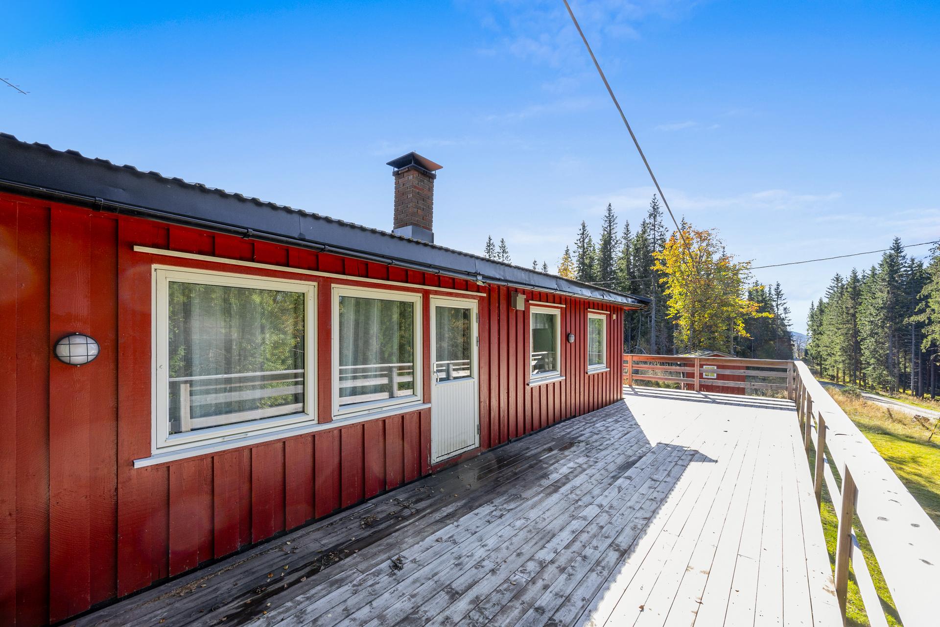 Den store, vestvendte terrassen på 45 m² blir en naturlig forlengelse av hytta.. Bilde nummer 2 av 3