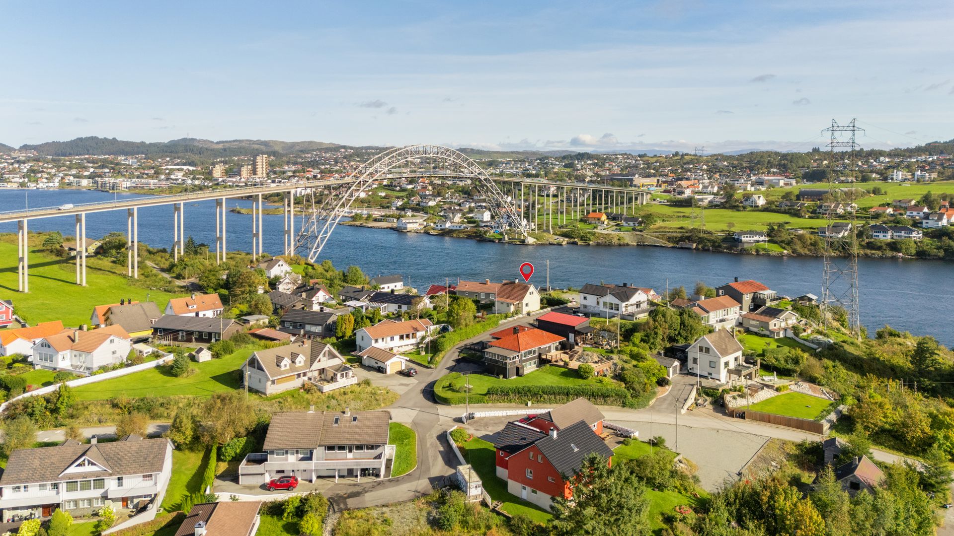 Eiendommen har en fin og åpen plassering i et veletablert boligområde på Bø på Torvastad. Bilde nummer 2 av 3