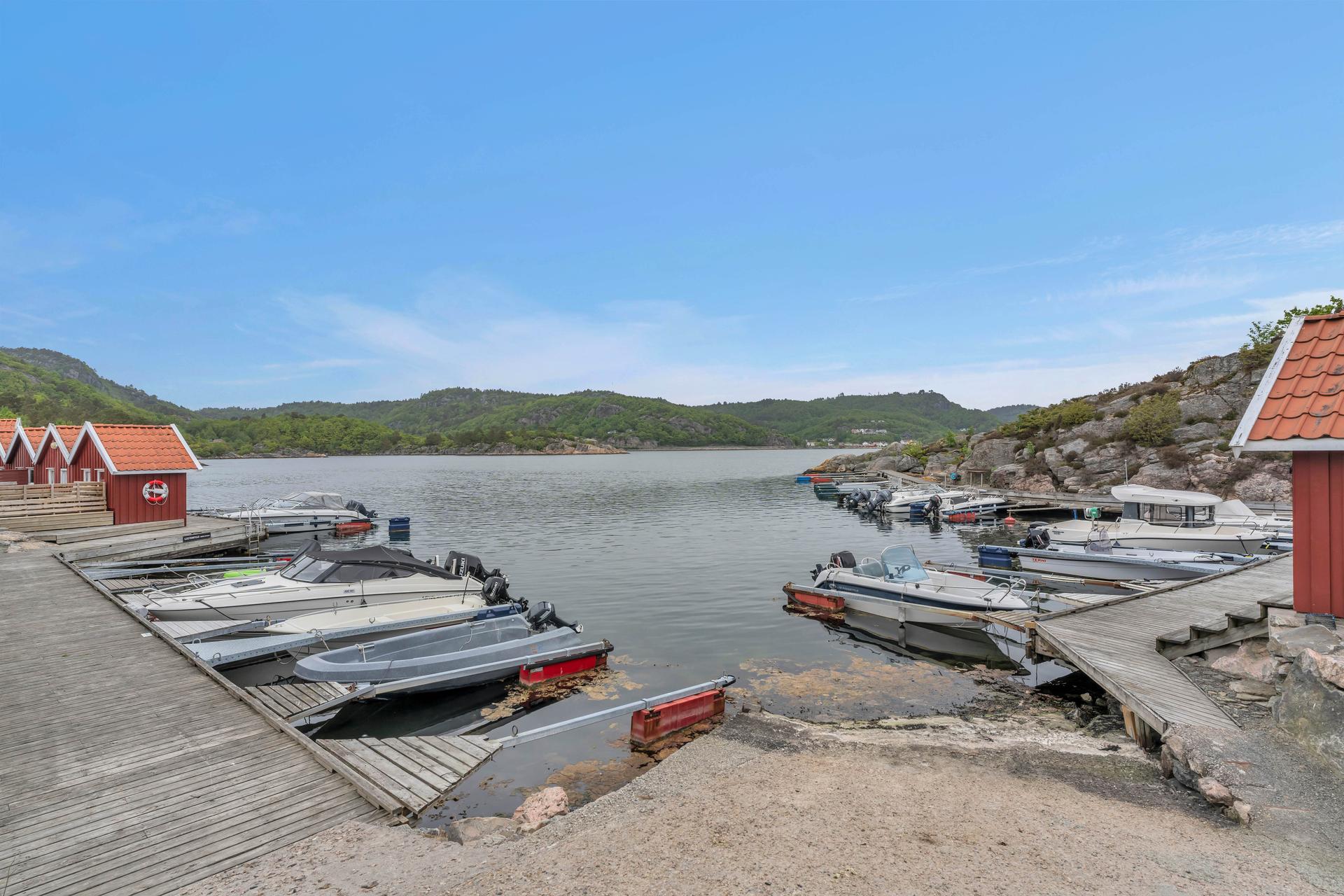 Eiendommen inkluderer egen båtplass og to parkeringsplasser, kun 28 meter fra sjøen.. Bilde nummer 3 av 3