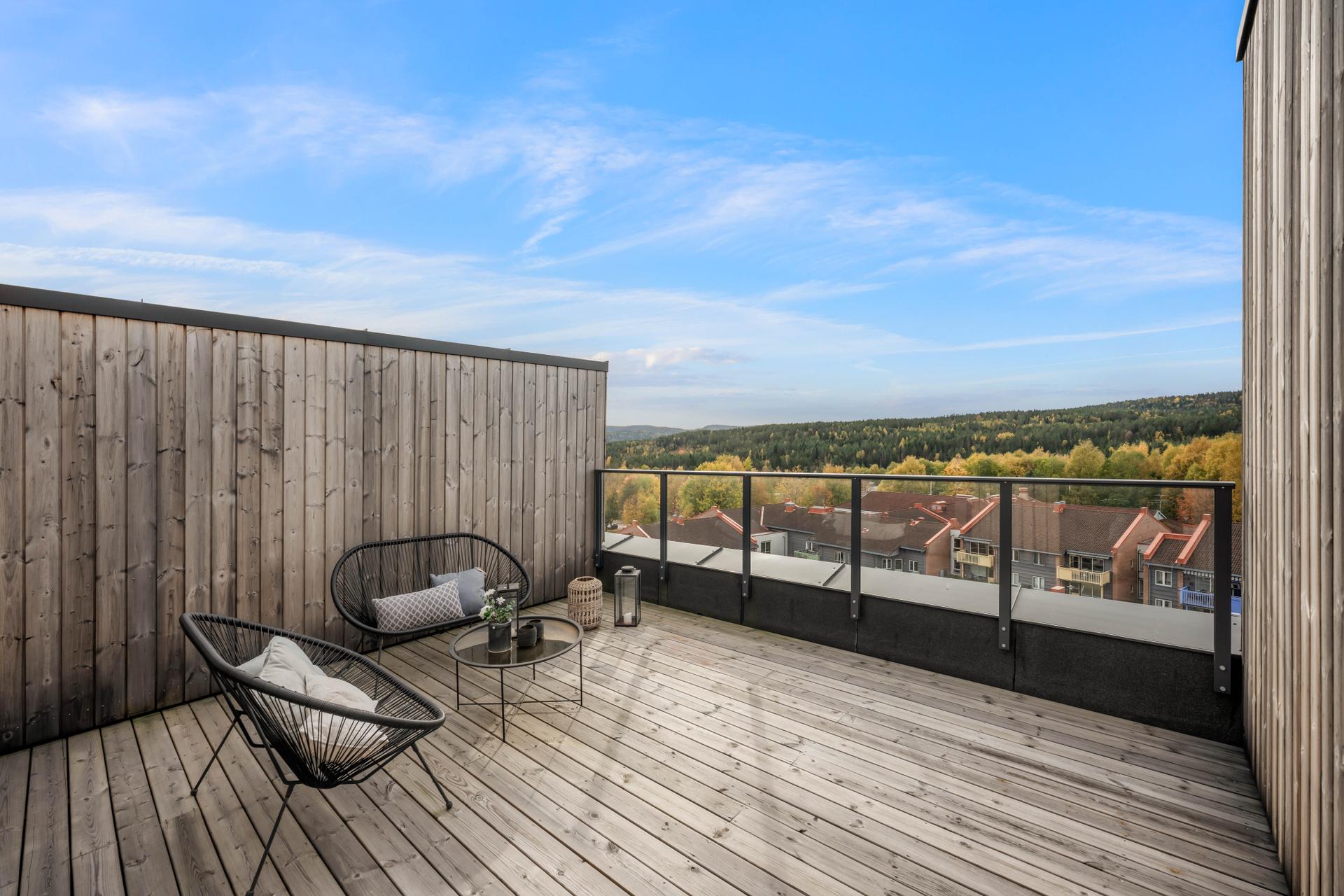 Usjenert, solrik og vestvendt takterrasse på toppen av leiligheten. Bilde nummer 3 av 3