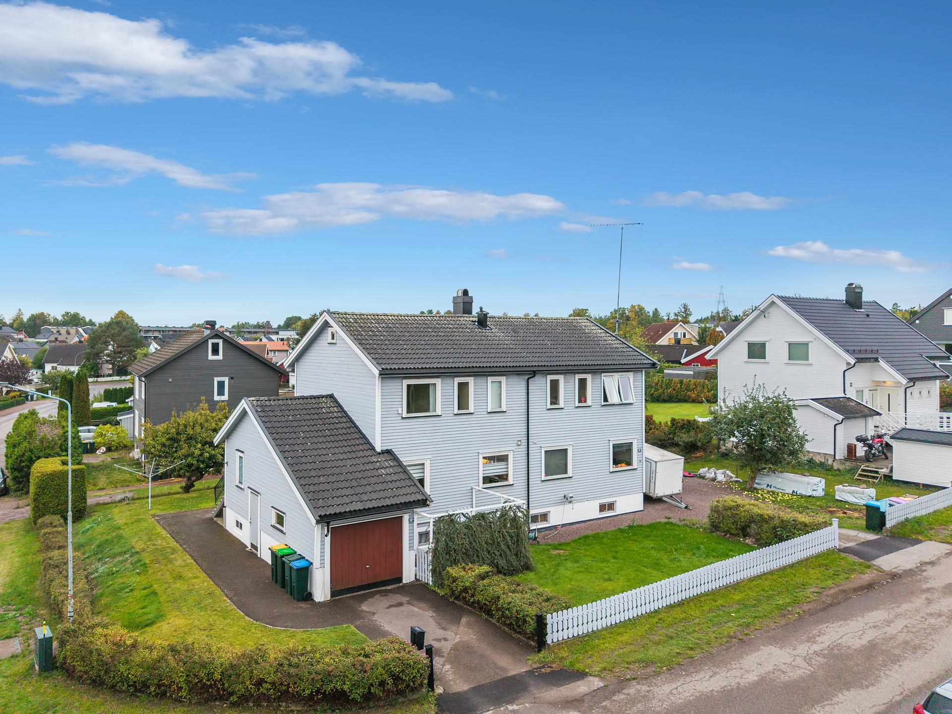 Vertikaldelt tomannsbolig over tre plan med garasje og opparbeidet tomt.. Bilde nummer 2 av 3