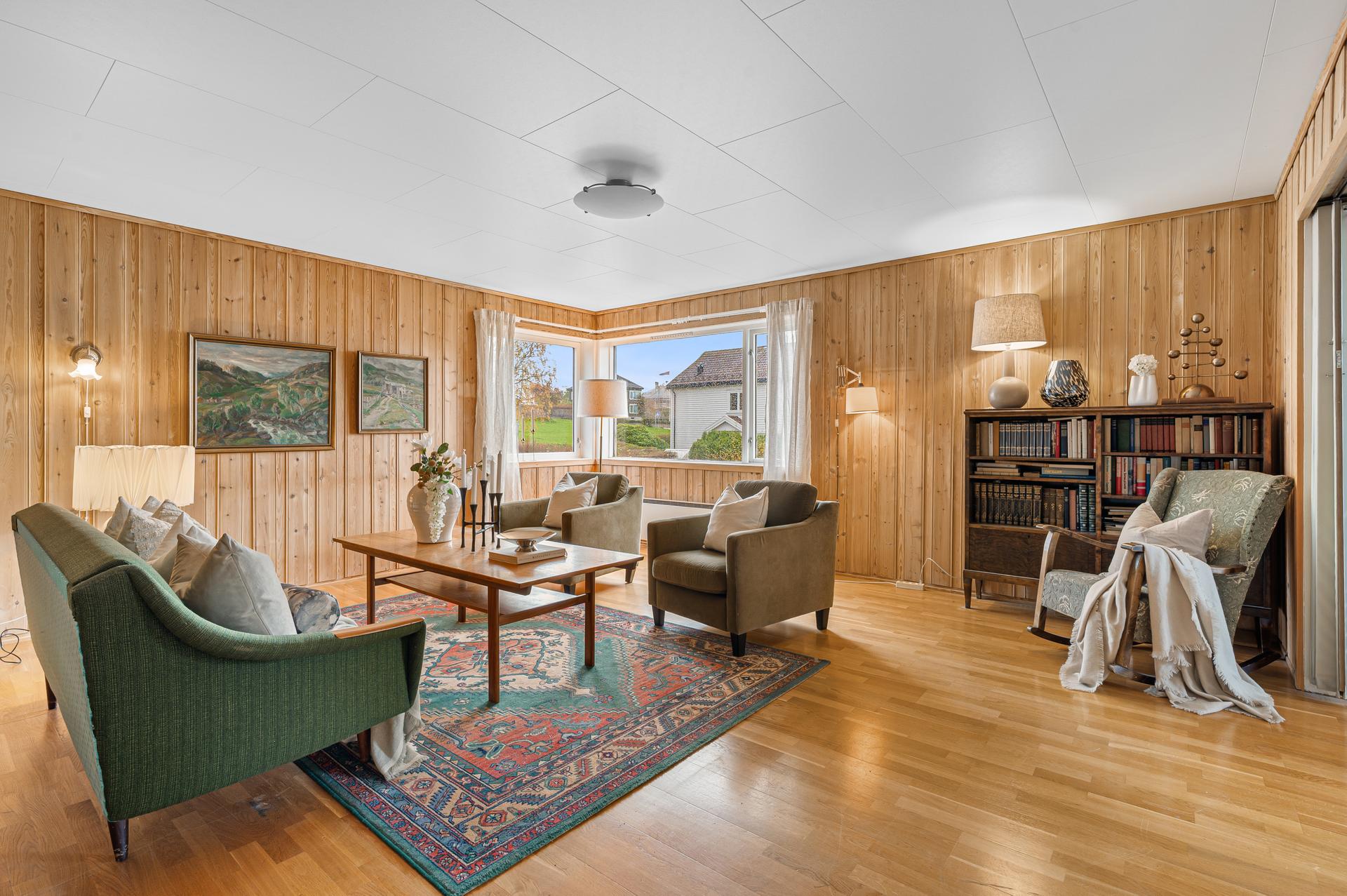 Boligen er på 349 m² BRA-i. Hver halvpart har en grunnflate på 105 m², og et uinnredet areal på 97 m² i kjeller og 41 m² på loft.. Bilde nummer 2 av 3