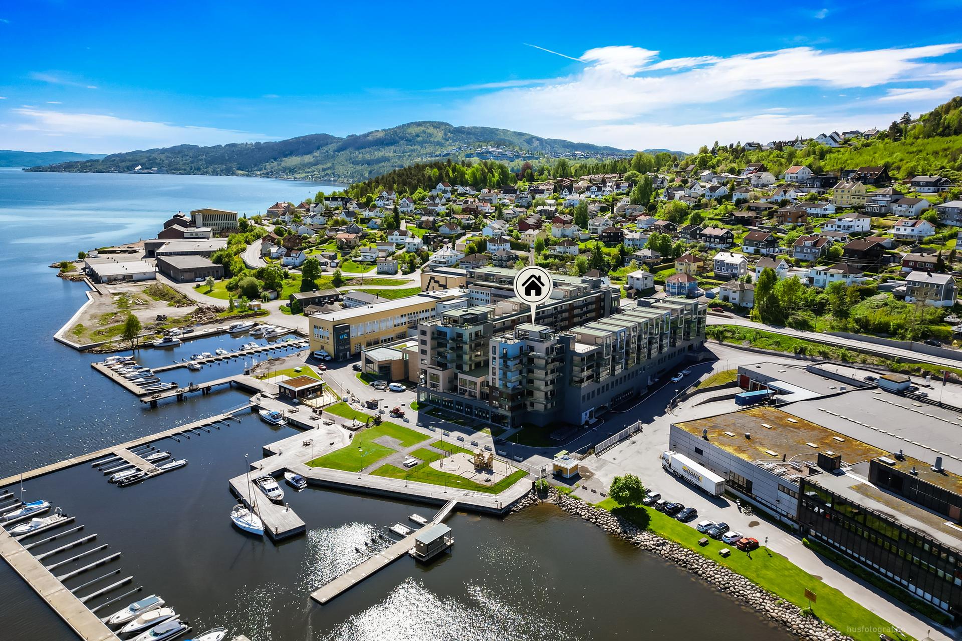 Her bor du helt nede ved vannkanten, med nærhet til både natur, fjorden og byliv. Det er kort vei til Drammen sentrum, flotte turområder i marka ved Nordbykollen, og den populære Sota badestrand.. Bilde nummer 1 av 3