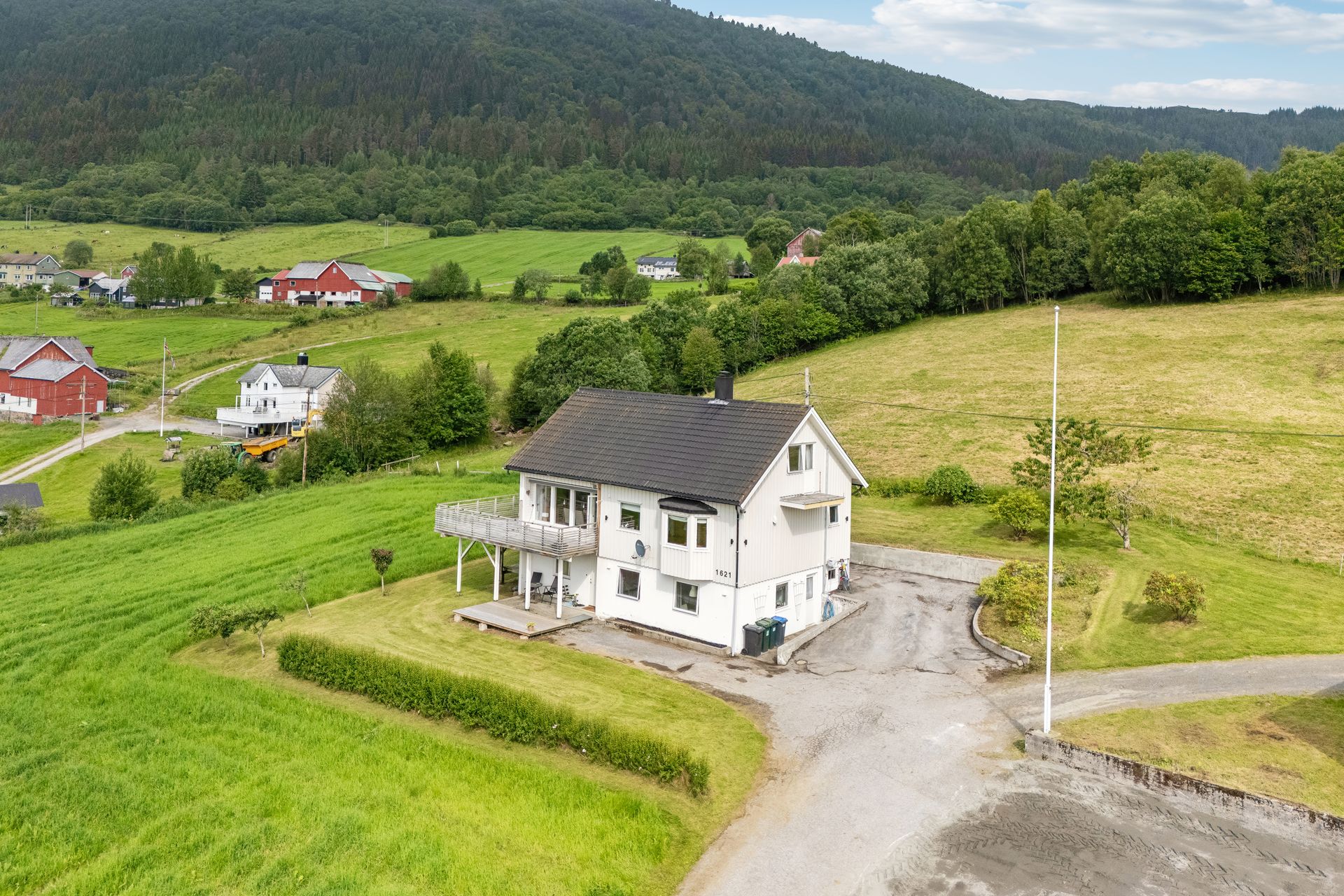 En innholdsrik eiendom m/enebolig, låve, verksted/garasje og naust. Bilde nummer 2 av 3