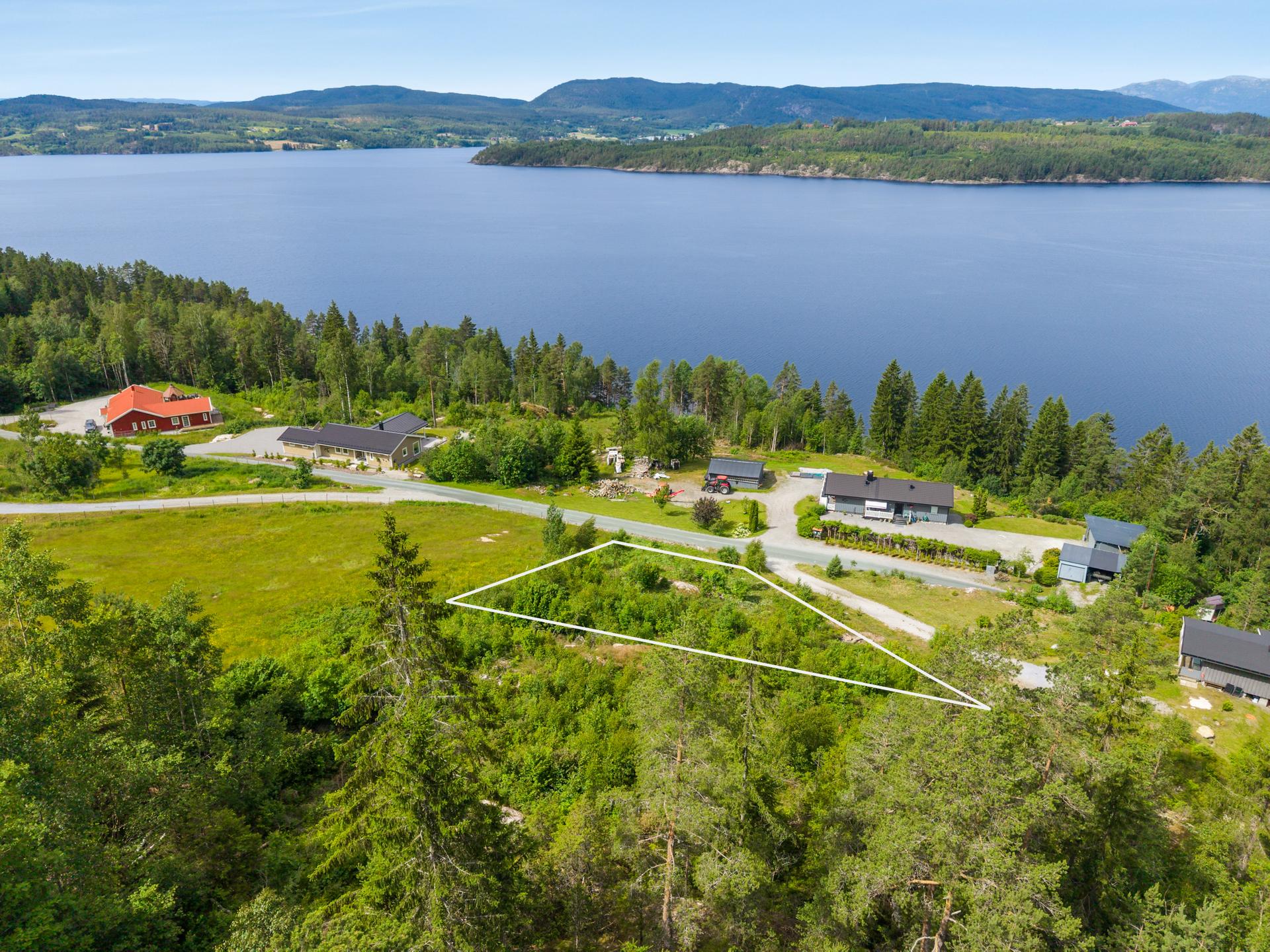 EiendomsMegler1 ved Halvor Østerli presenterer Liagrendvegen 286!       Foto Inbovi . Bilde nummer 1 av 3