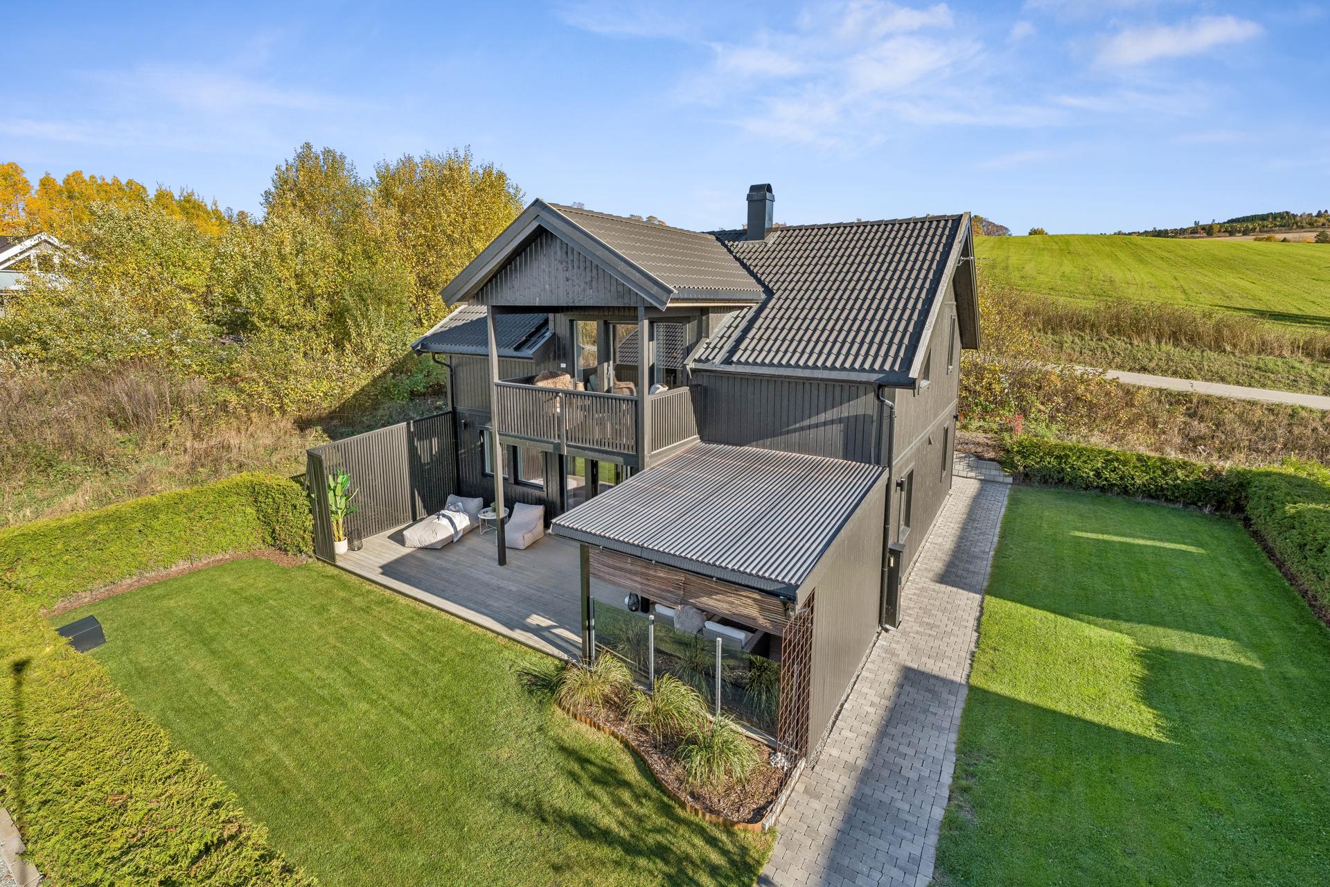 Boligen holder god standard, og har flere fine uteplasser. . Bilde nummer 3 av 3