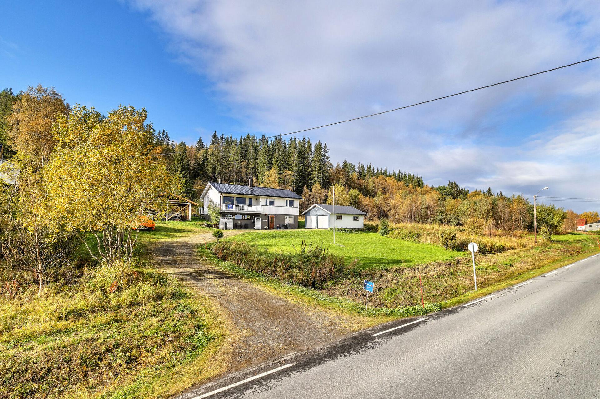 Velkommen til Bøstrand-Fv819 339! Foto: Kalle Punsvik.. Bilde nummer 1 av 3