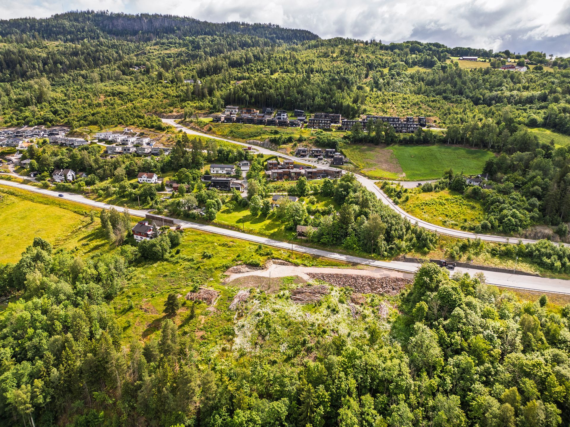 Tomtene ligger på nedsiden av Ringeriksveien med flott utsikt utover Lierdalen. Påbegynt infrastruktur inn til tomtene. Bilde nummer 3 av 3