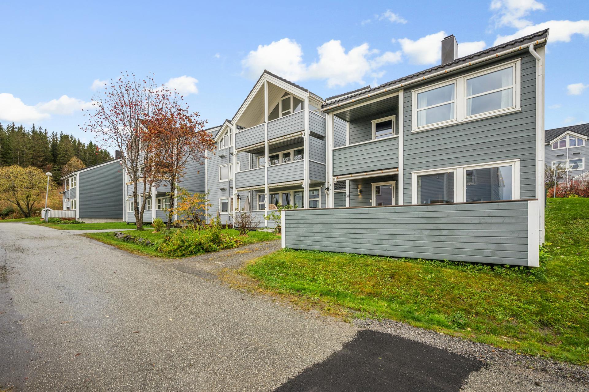 2-roms andelsleilighet over ett plan med romslig terrasse og fast plass i carport. . Bilde nummer 3 av 3