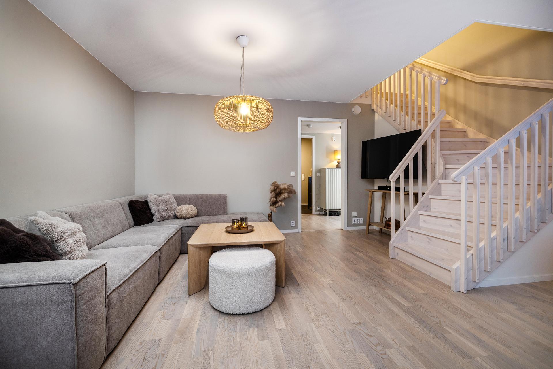 Velkommen til en ny og flott bolig over 2 etg. Stuen er romslig med plass til sofa og øvrig møblement.. Bilde nummer 2 av 3