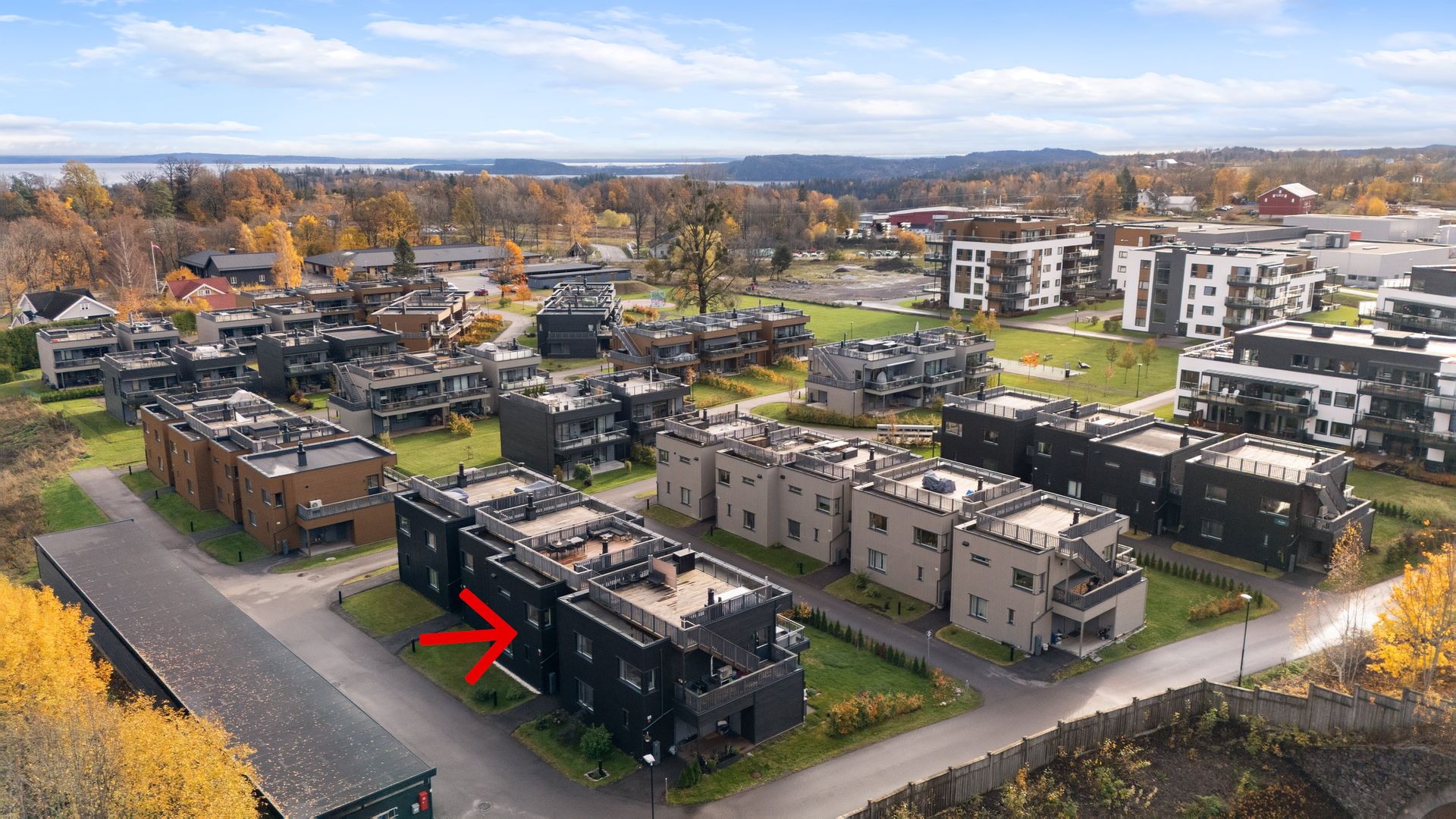 Enebolig i rekke med carport rett utenfor døren . Bilde nummer 2 av 3