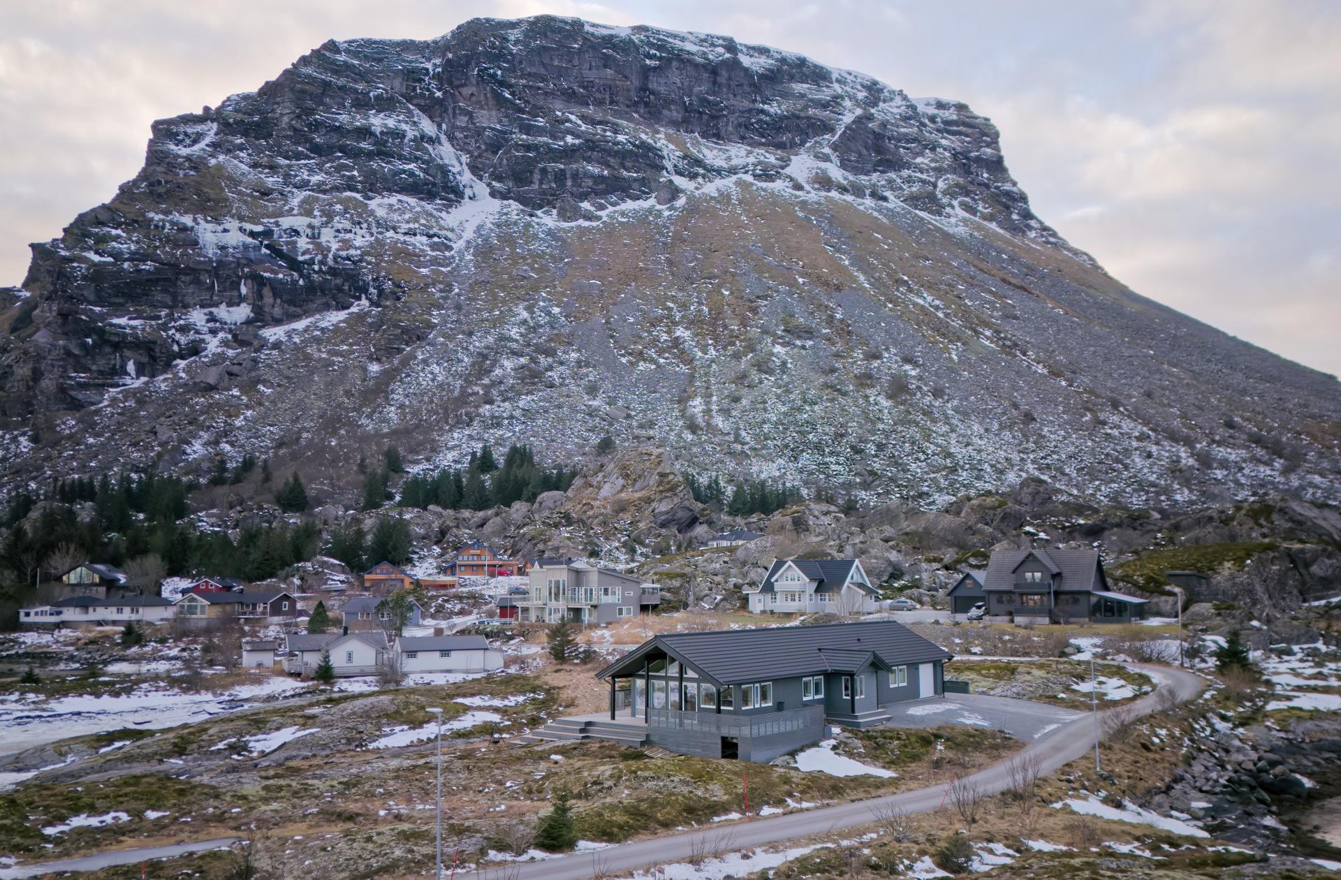 Spektakulær enebolig fra 2020 – moderne komfort på ett plan, garasje, uthus og vidstrakt utsikt. Bilde nummer 2 av 3