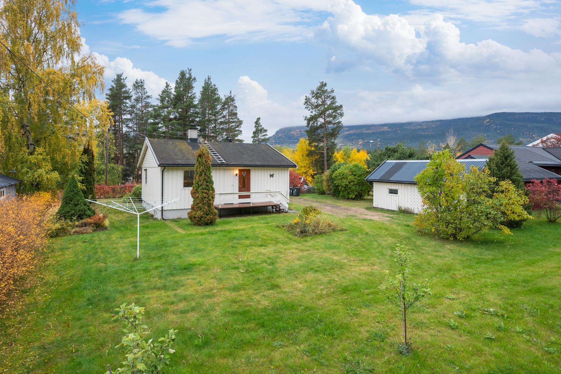 Boligen ligger på en flat, opparbeidet tomt på ca 963 kvm. Bilde nummer 3 av 3