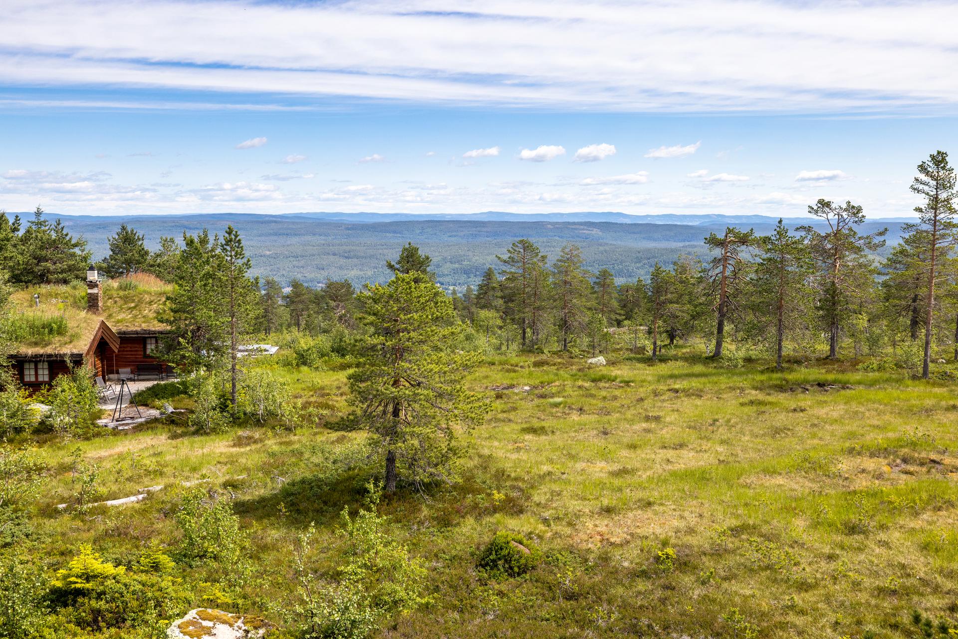 Eiendommen har en åpen og usjenert beliggenhet med flott utsikt over nærområdet.. Bilde nummer 3 av 3