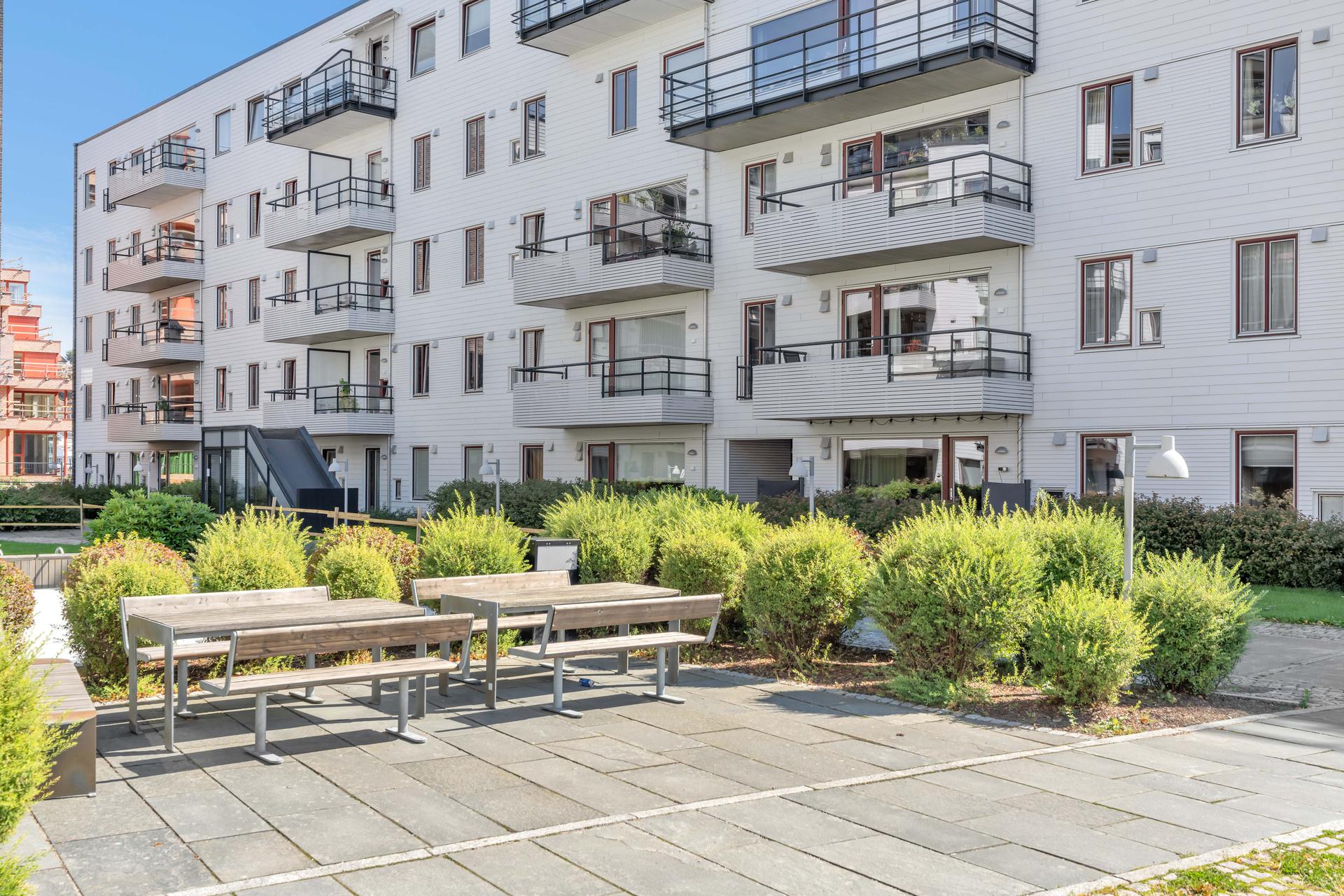 Her bor du i hjertet av Tangen, med umiddelbar nærhet til Bystranda og Tresse. I tillegg har borettslaget en flott, felles takterrasse med utsikt over innseilingen. Enkel adkomst med heis fra garasjeanlegget.. Bilde nummer 2 av 3