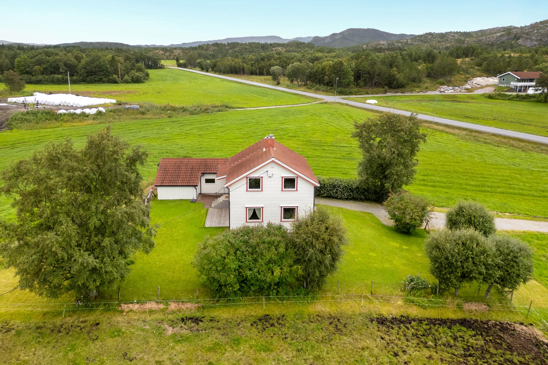 Boligen har en romslig garasje og en fin hage beplantet med plen. . Bilde nummer 3 av 3