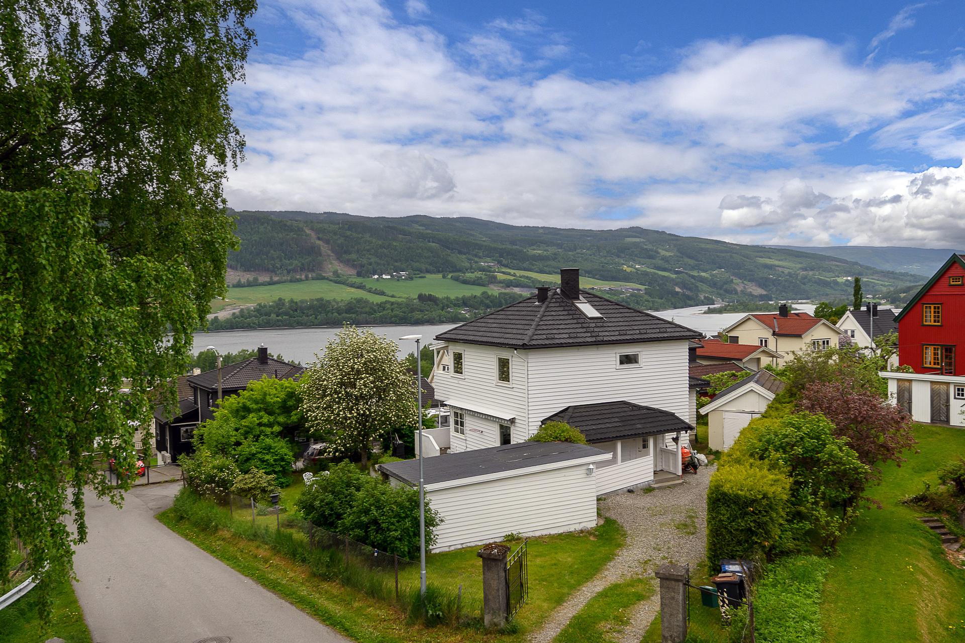 Huset ligger fint plassert og har  pent opparbeidet hage og utsikt mot Mjøsa fra boligens 2. etasje.. Bilde nummer 3 av 3
