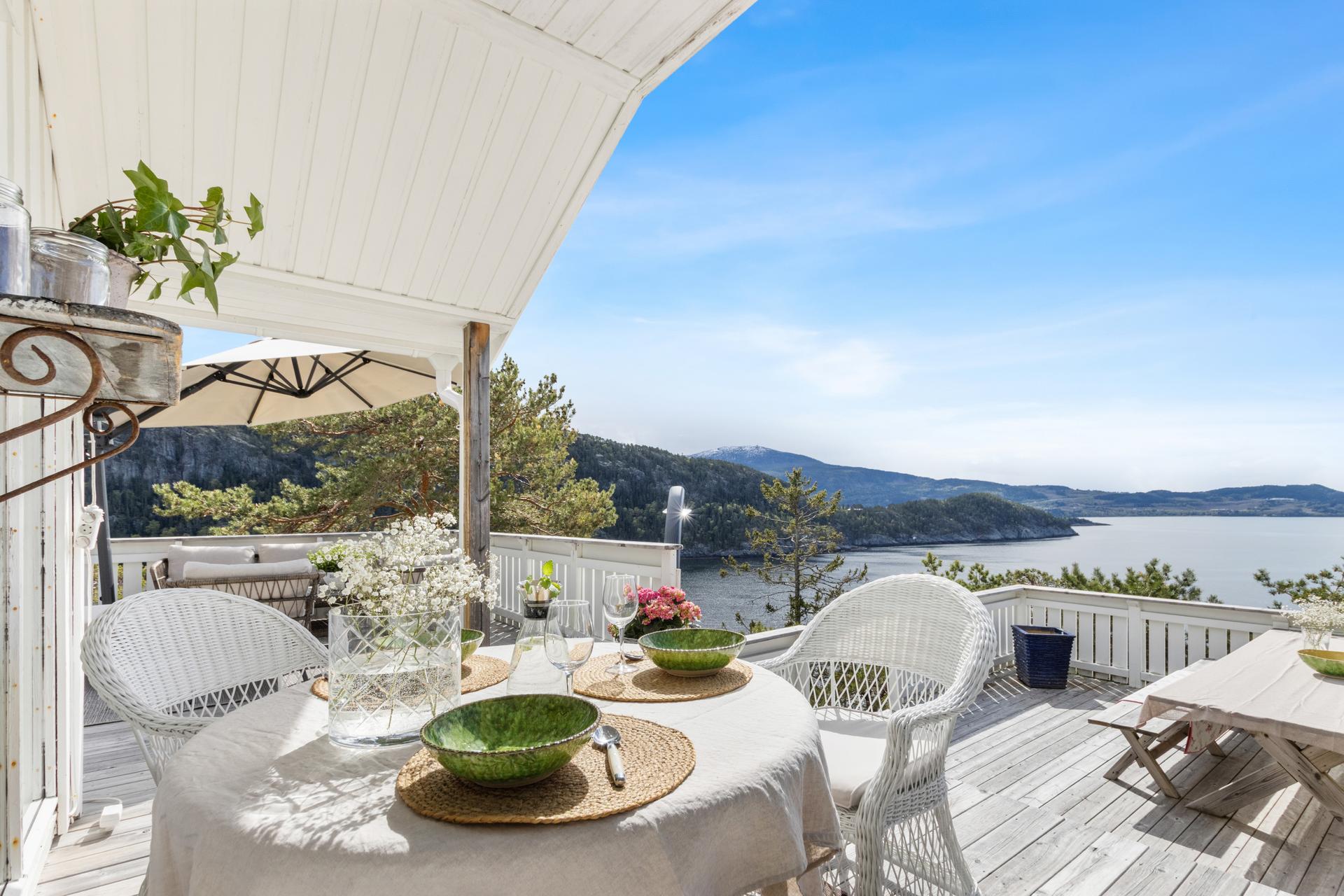 Hytta ligger på et høydedrag og nyter panoramautsikt. . Bilde nummer 3 av 3