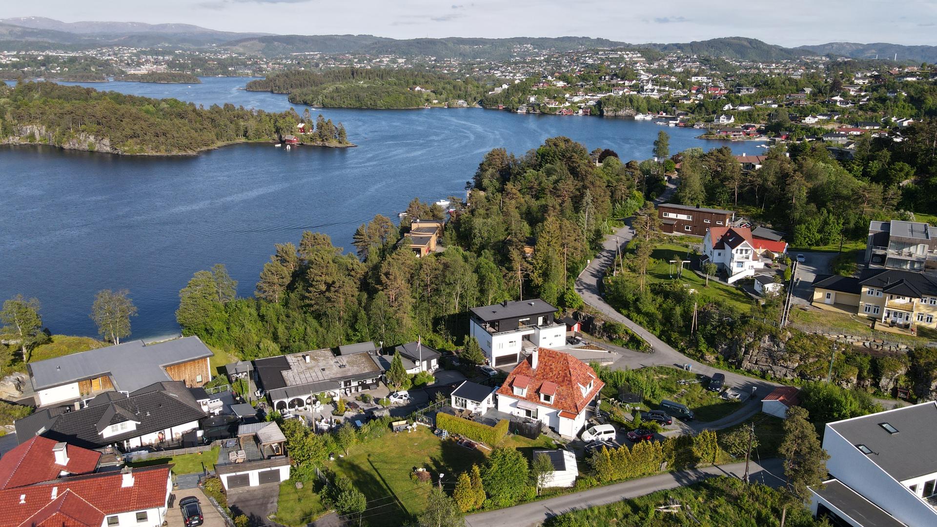 Velkommen til denne attraktive tomten! Foto: [Fotograf eller fotofirma]. Bilde nummer 2 av 3