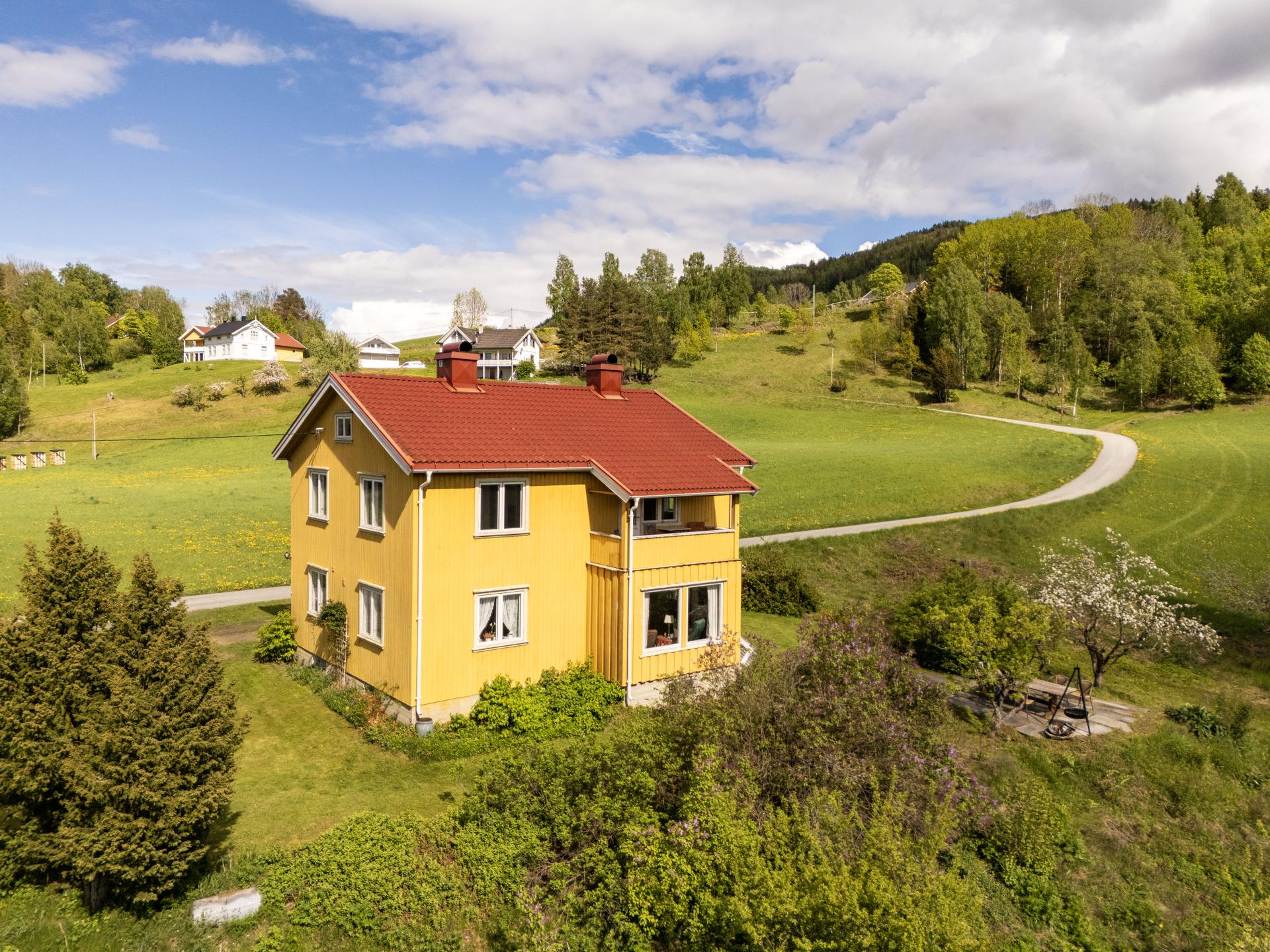 Enebolig fra 1951 på en stor eiertomt på nærmere 3,9 mål. Eiendommen har en eldre standard, som gir en god mulighet til å forme sitt eget hjem.. Bilde nummer 2 av 3