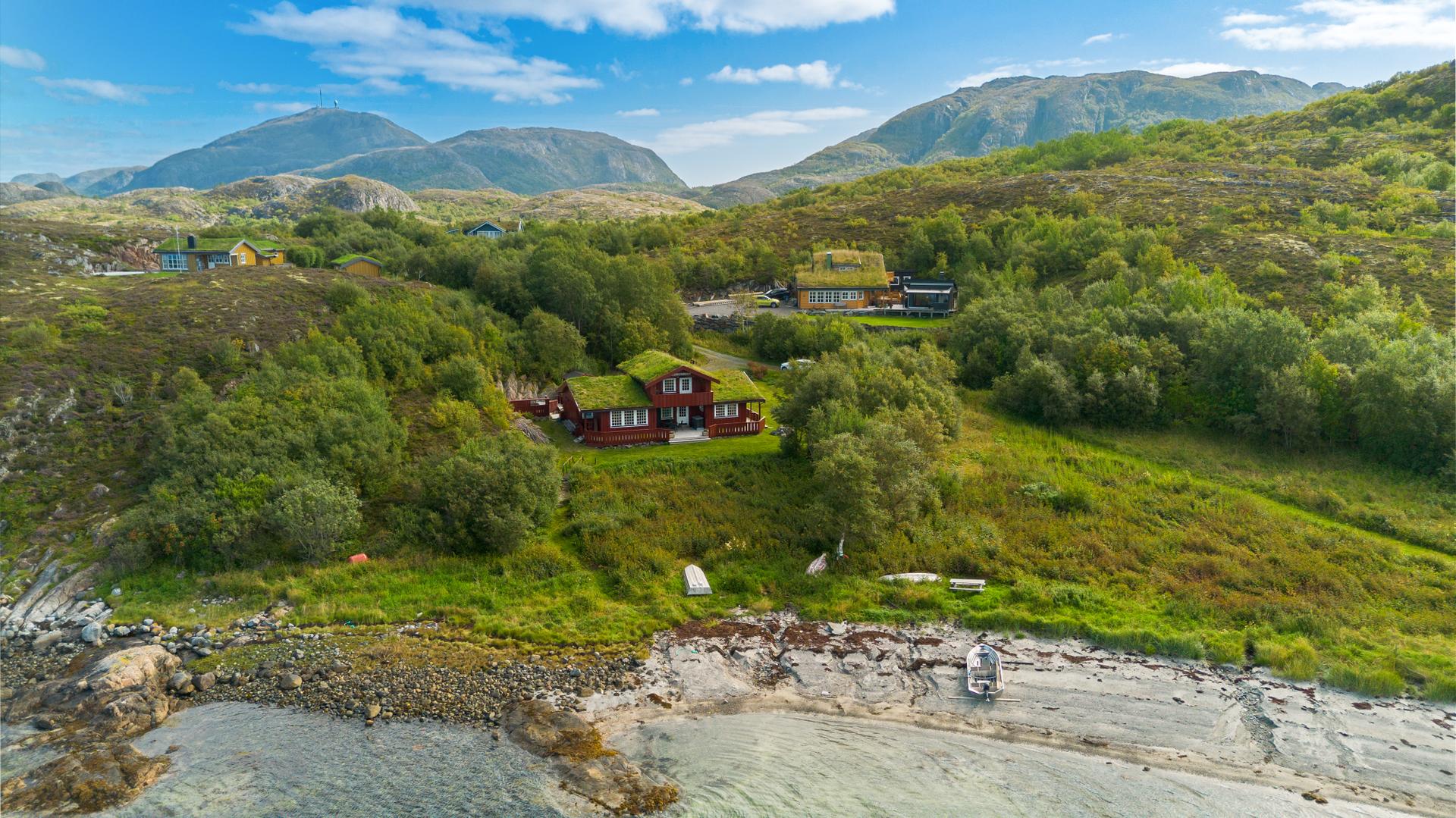 Eiendommen ligger usjenert til omgitt av vakker kystnatur ved Steinvika, Oksvold. . Bilde nummer 3 av 3