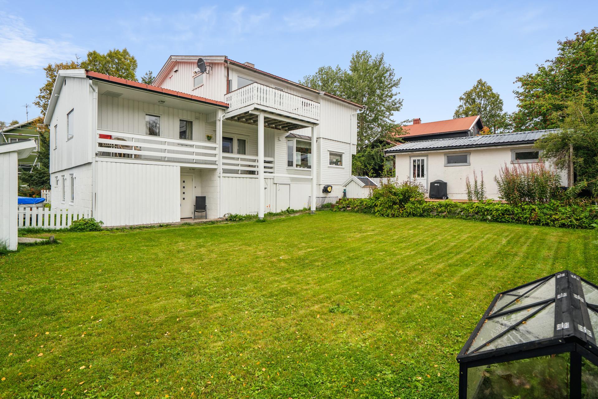Innholdsrik leilighet over to plan i en horisontaldelt tomannsbolig, med stor hage og flere uteplasser.. Bilde nummer 2 av 3