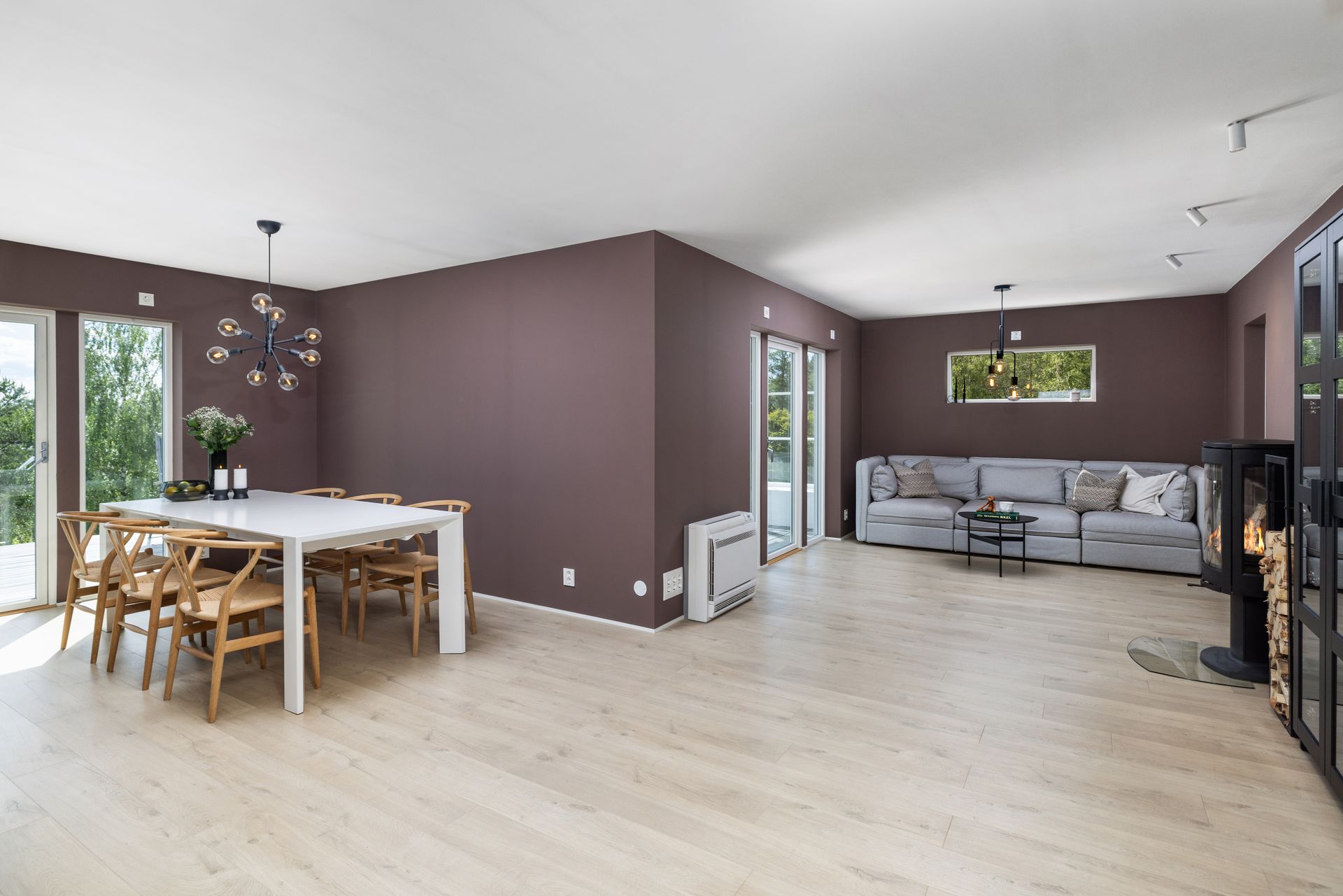 Åpen stue- og kjøkkenløsning med moderne Kvik-innredning og plass til både spisebord og sofagruppe.. Bilde nummer 2 av 3