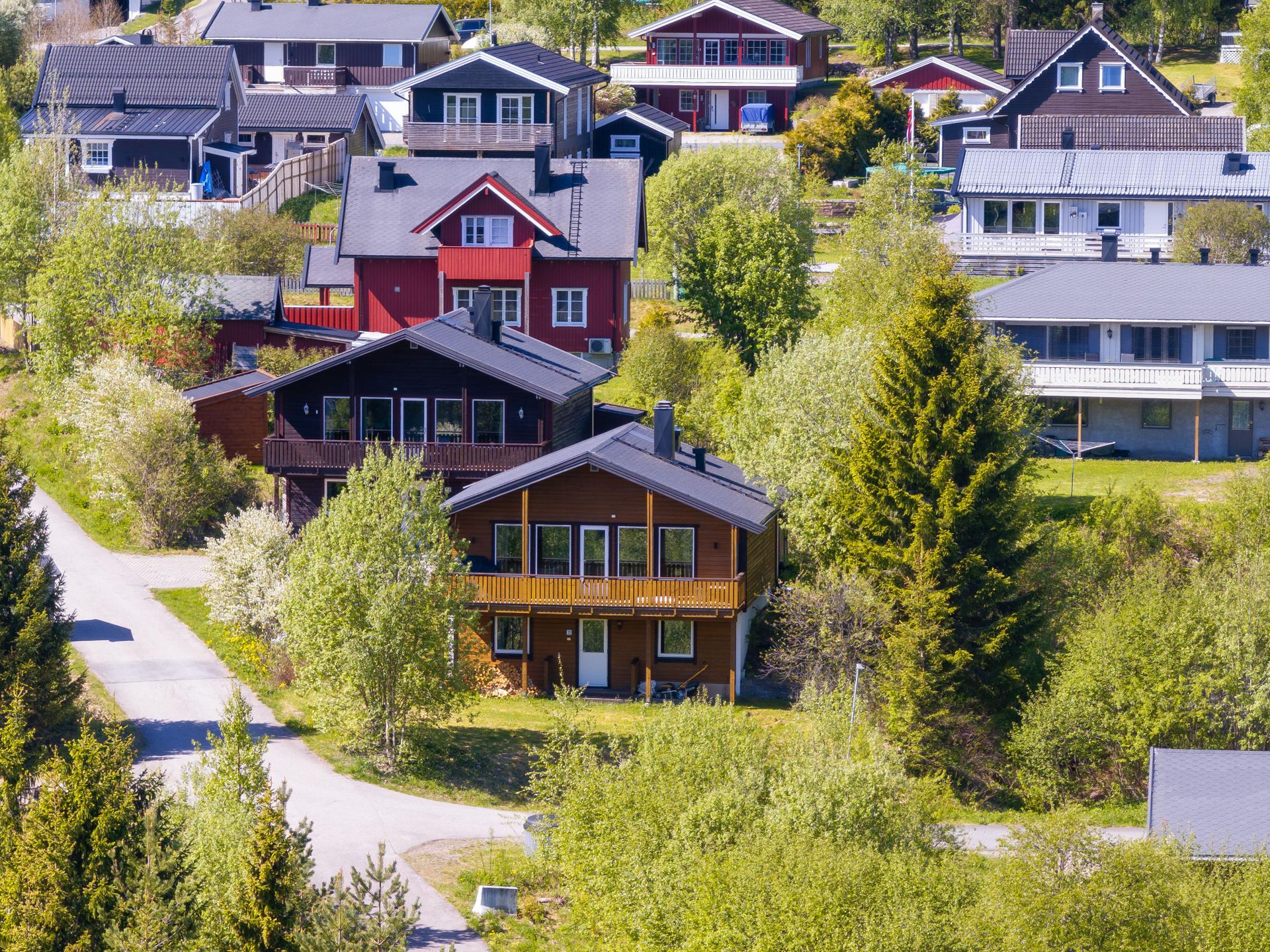 En innholdsrik og familievennlig andelsbolig over to plan med en stor, overbygget veranda, i et veletablert og barnevennlig område.. Bilde nummer 2 av 3