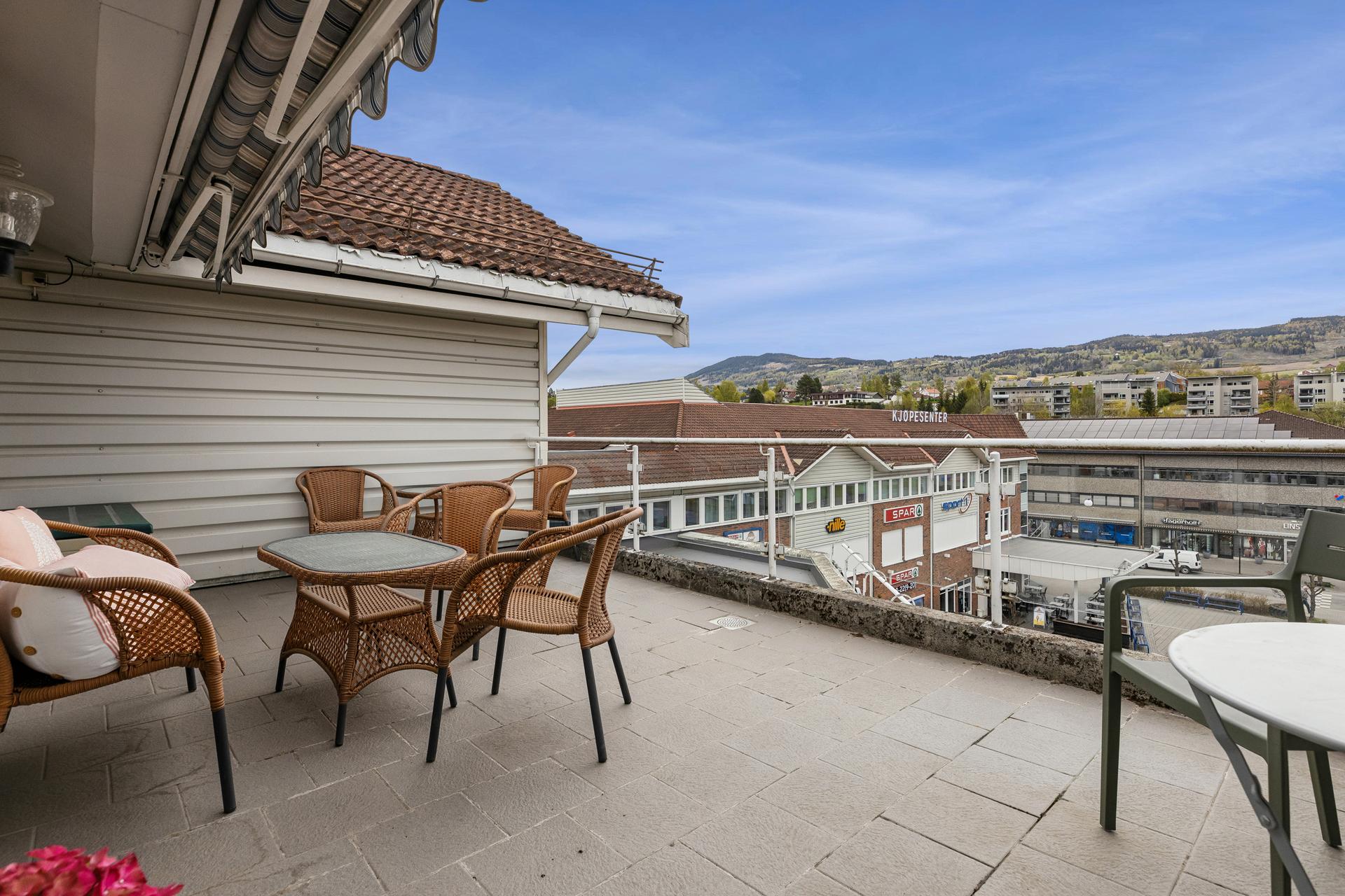 Romslig takterrasse med plass til flere sittegrupper, midt i Gran sentrum.. Bilde nummer 3 av 3